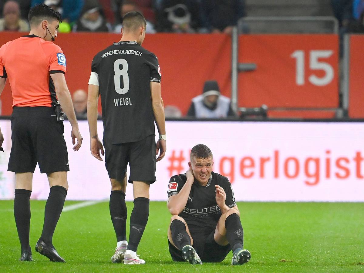 Nico Elvedi liegt verletzt auf dem Boden.