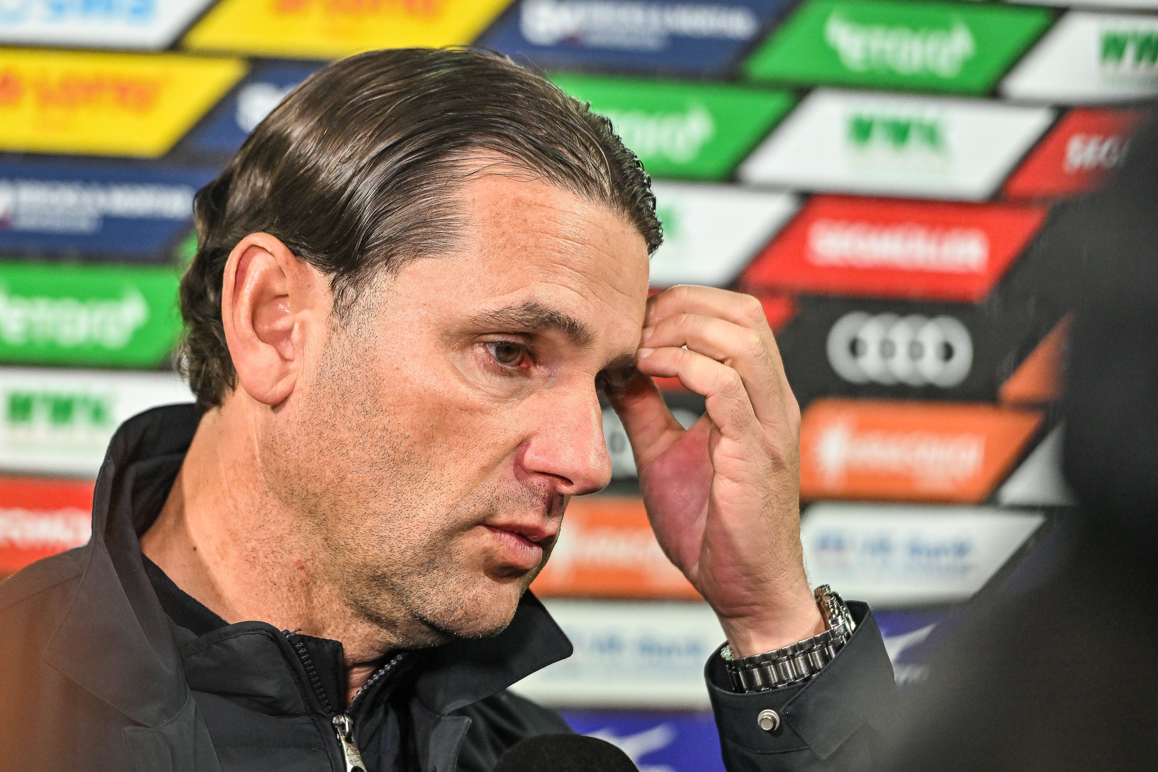 Gerardo Seoane fasst sich an die Stirn.