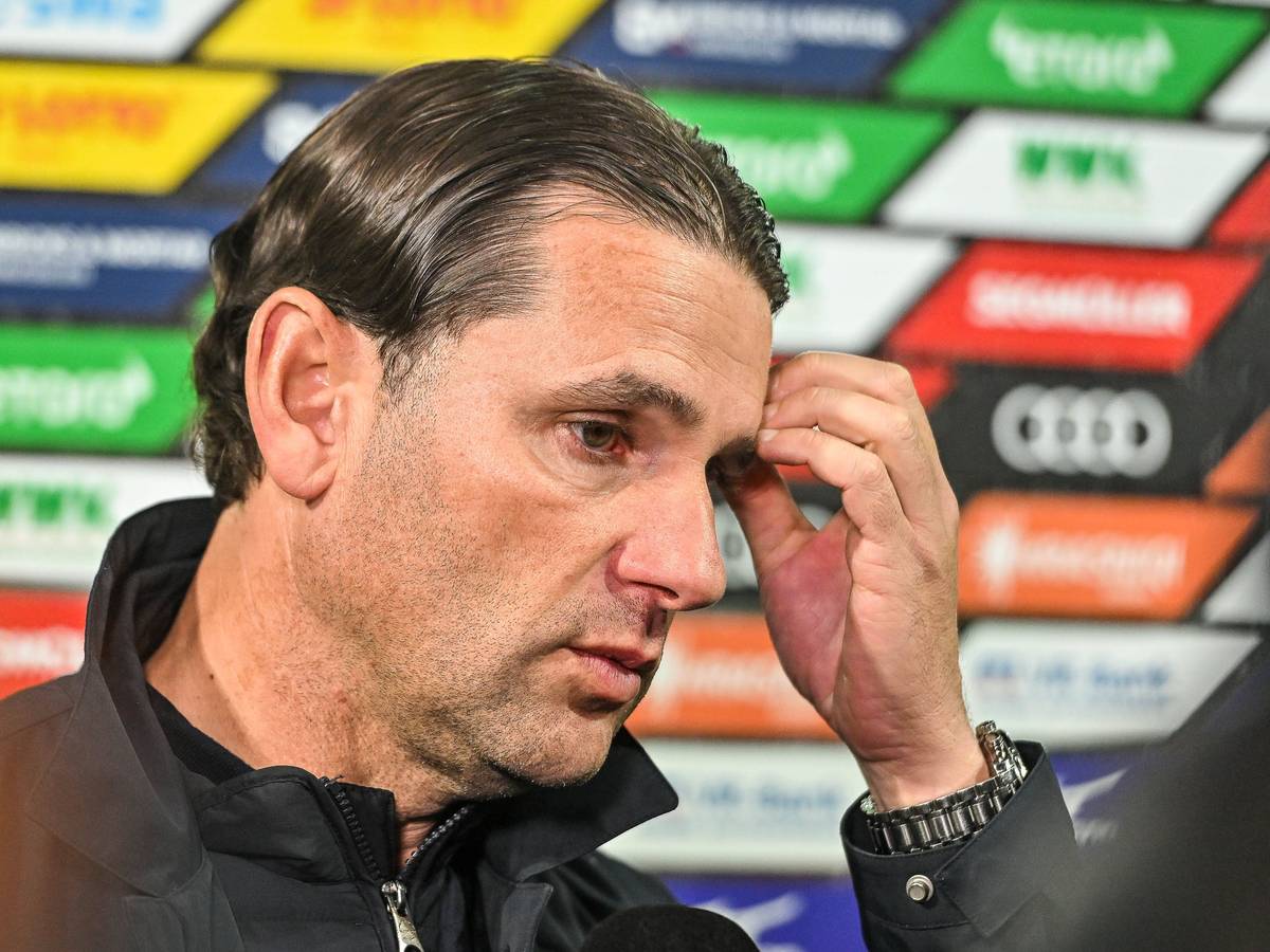 Gerardo Seoane fasst sich an die Stirn.