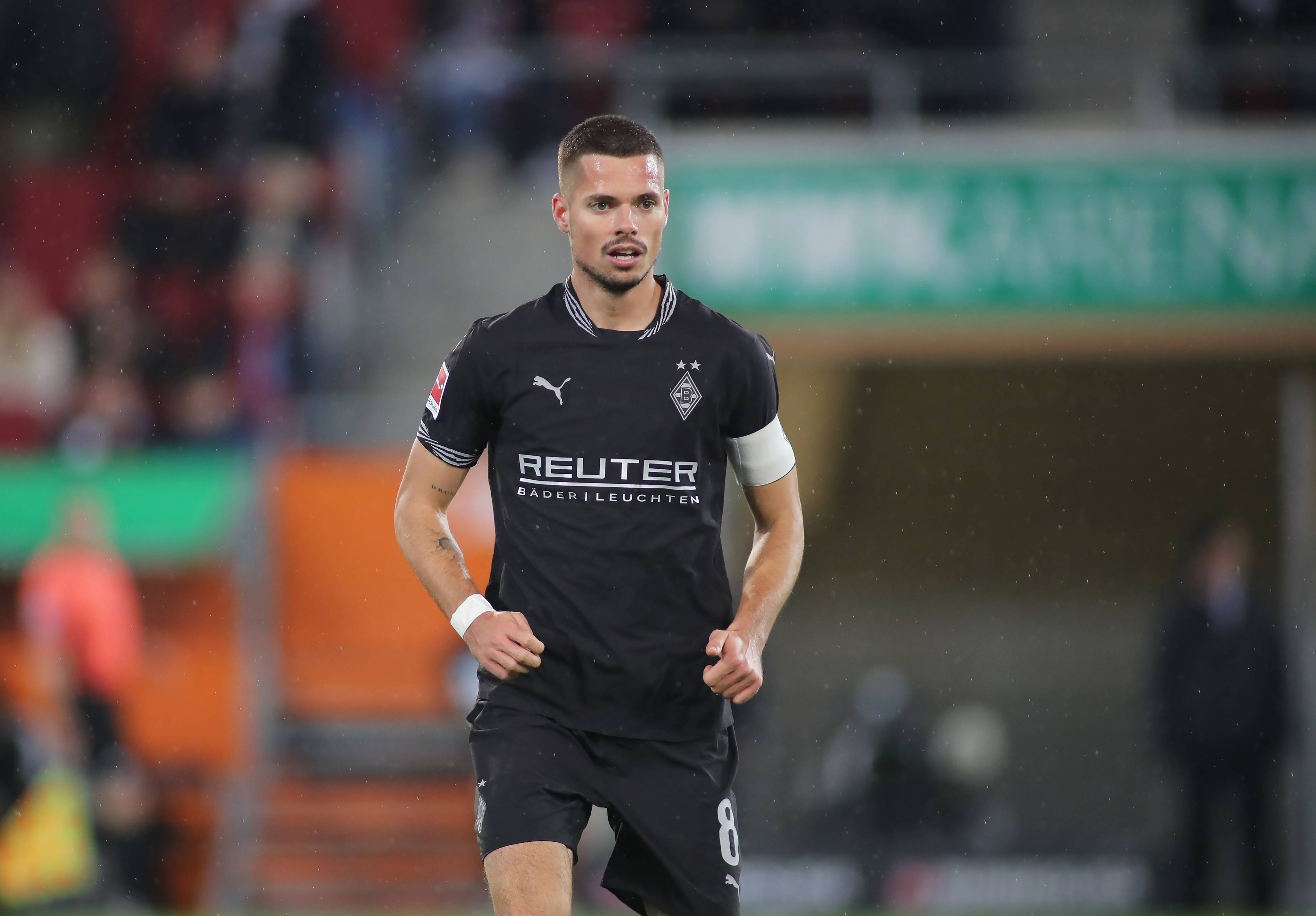 Borussia Mönchengladbachs Julian Weigl läuft im Spiel beim FC Augsburg über den Platz.