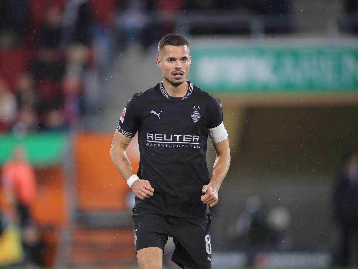 Borussia Mönchengladbachs Julian Weigl läuft im Spiel beim FC Augsburg über den Platz.
