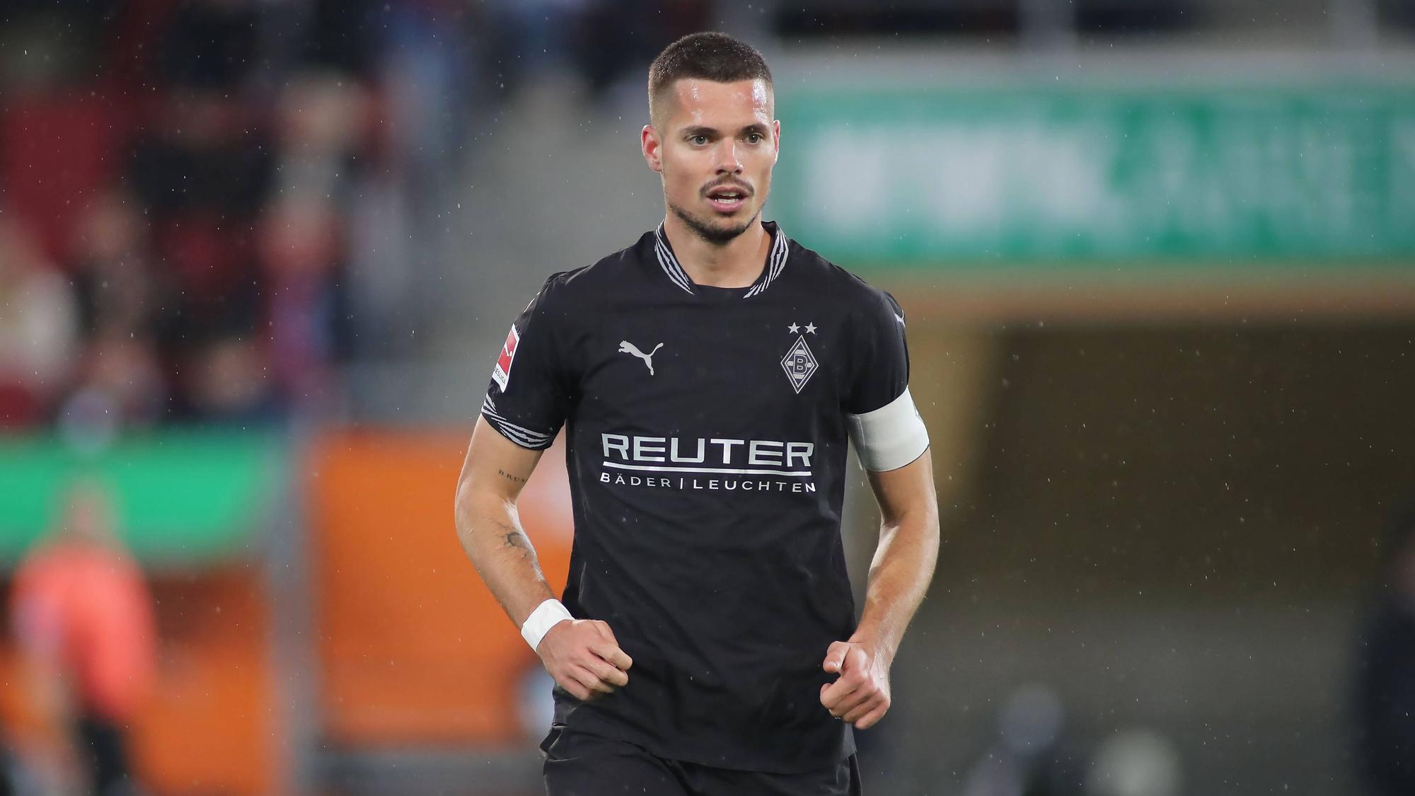 Borussia Mönchengladbachs Julian Weigl läuft im Spiel beim FC Augsburg über den Platz.