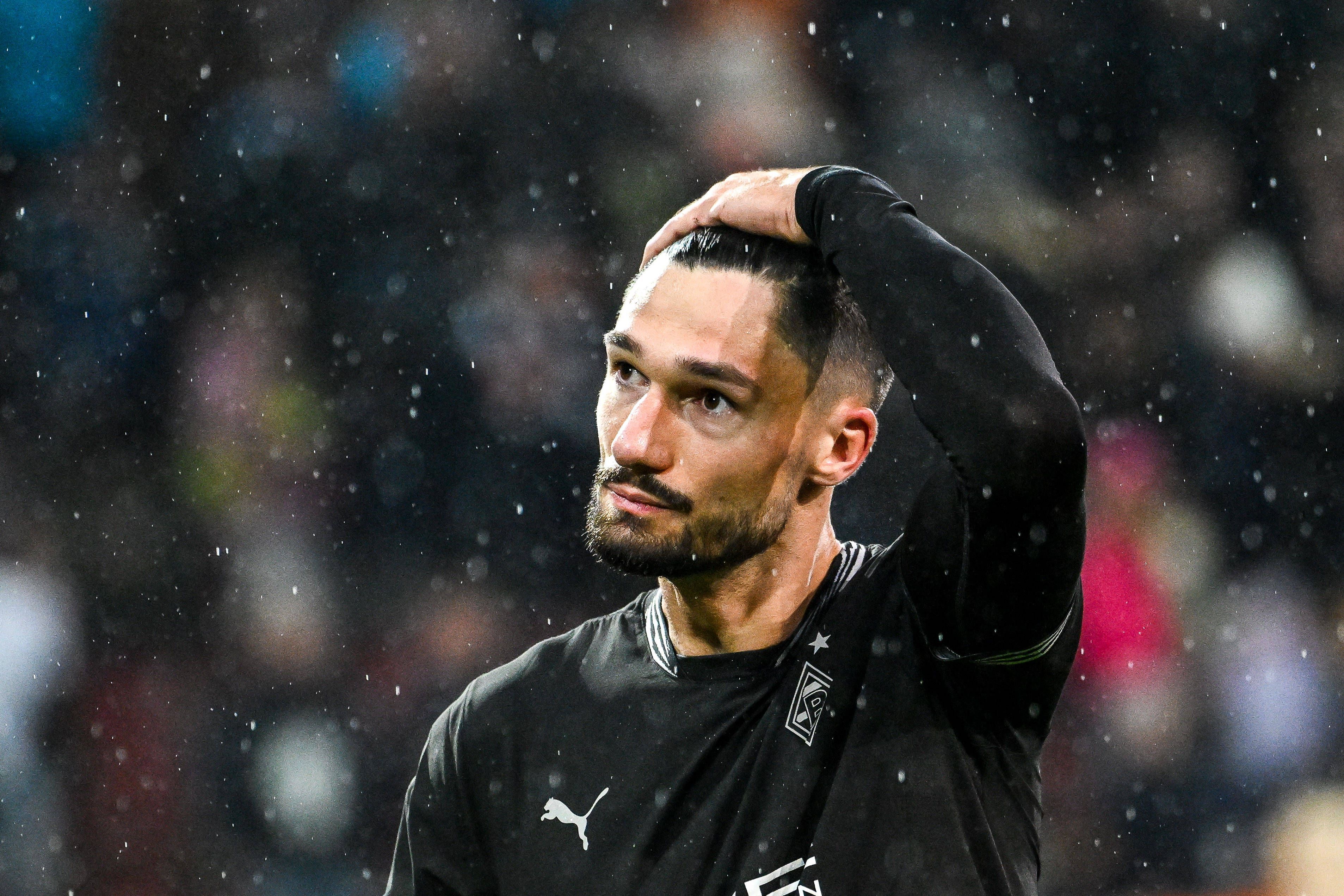Borussia Mönchengladbachs Tim Keindienst greift sich nach dem Schlusspfiff im Bundesliga-Spiel beim FC Augsburg enttäuscht an den Kopf.