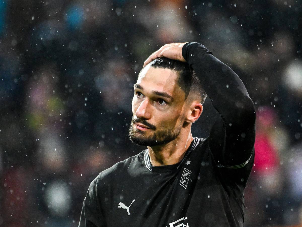 Borussia Mönchengladbachs Tim Keindienst greift sich nach dem Schlusspfiff im Bundesliga-Spiel beim FC Augsburg enttäuscht an den Kopf.