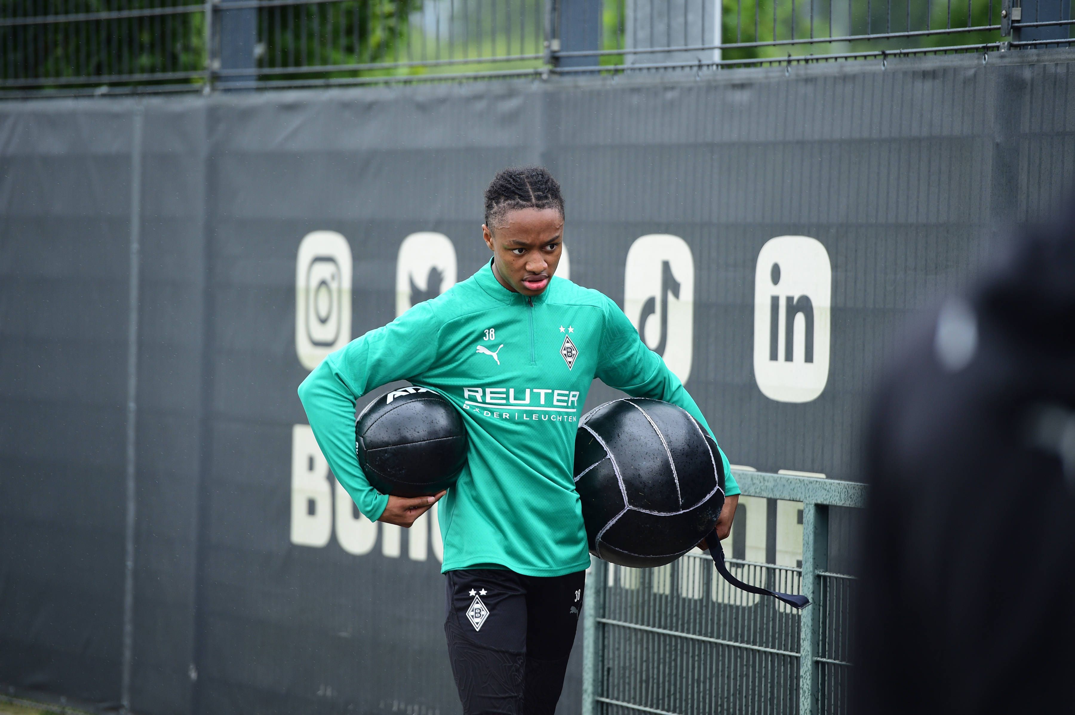 Borussia Mönchengladbachs Yvandro Borges Sanches trägt zwei Medizinbälle über den Trainingsplatz.