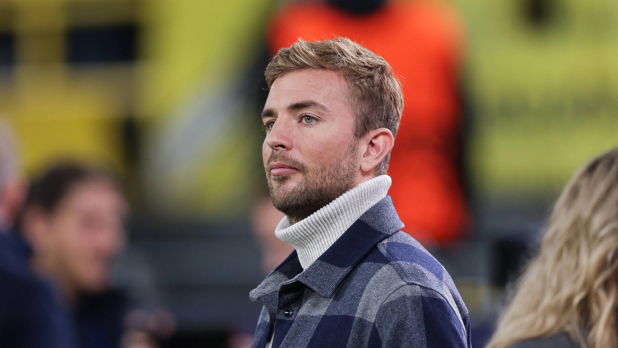 Christoph Kramer steht beim Spiel Dortmund gegen Glasgow am Spielfeldrand.