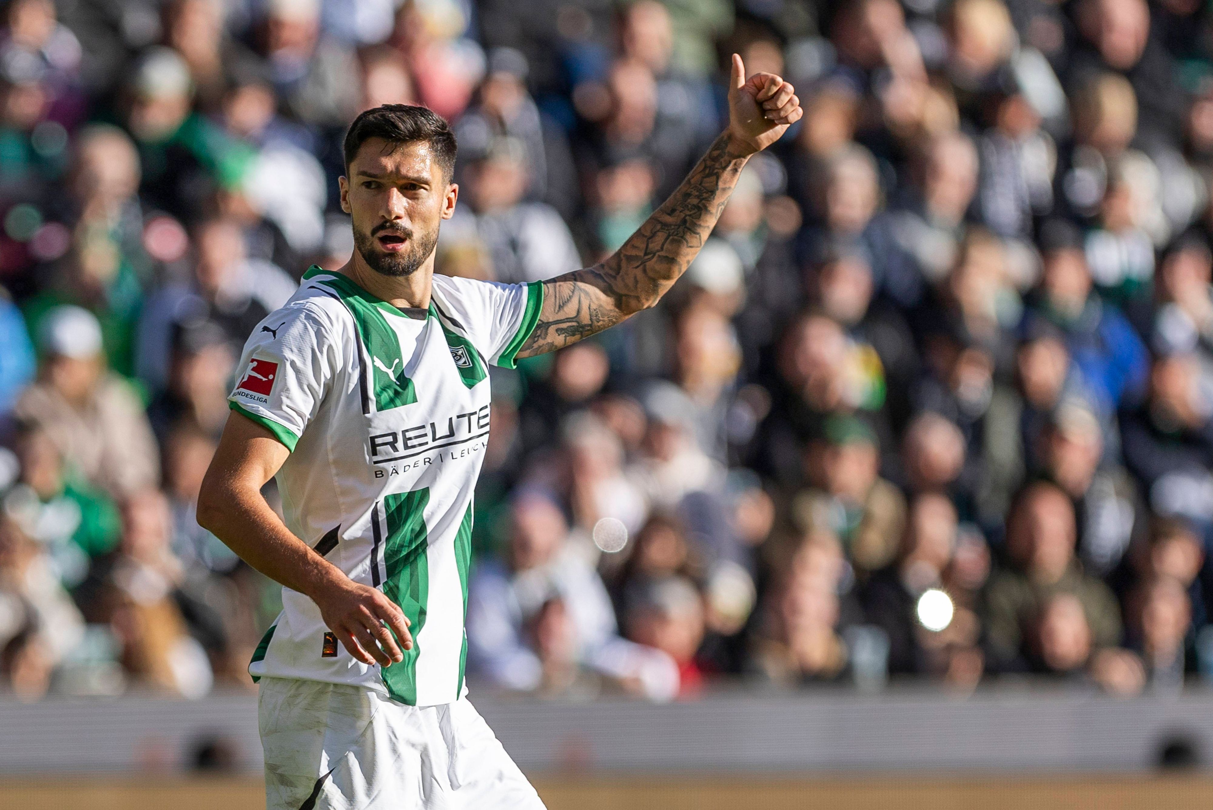 Borussia Mönchengladbachs Tim Kleindienst hebt im Spiel gegen Union Berlin den Daumen.