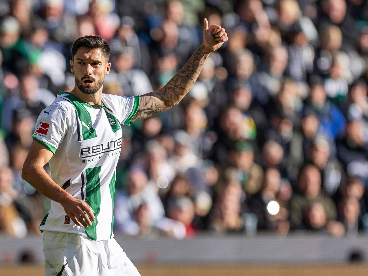 Borussia Mönchengladbachs Tim Kleindienst hebt im Spiel gegen Union Berlin den Daumen.