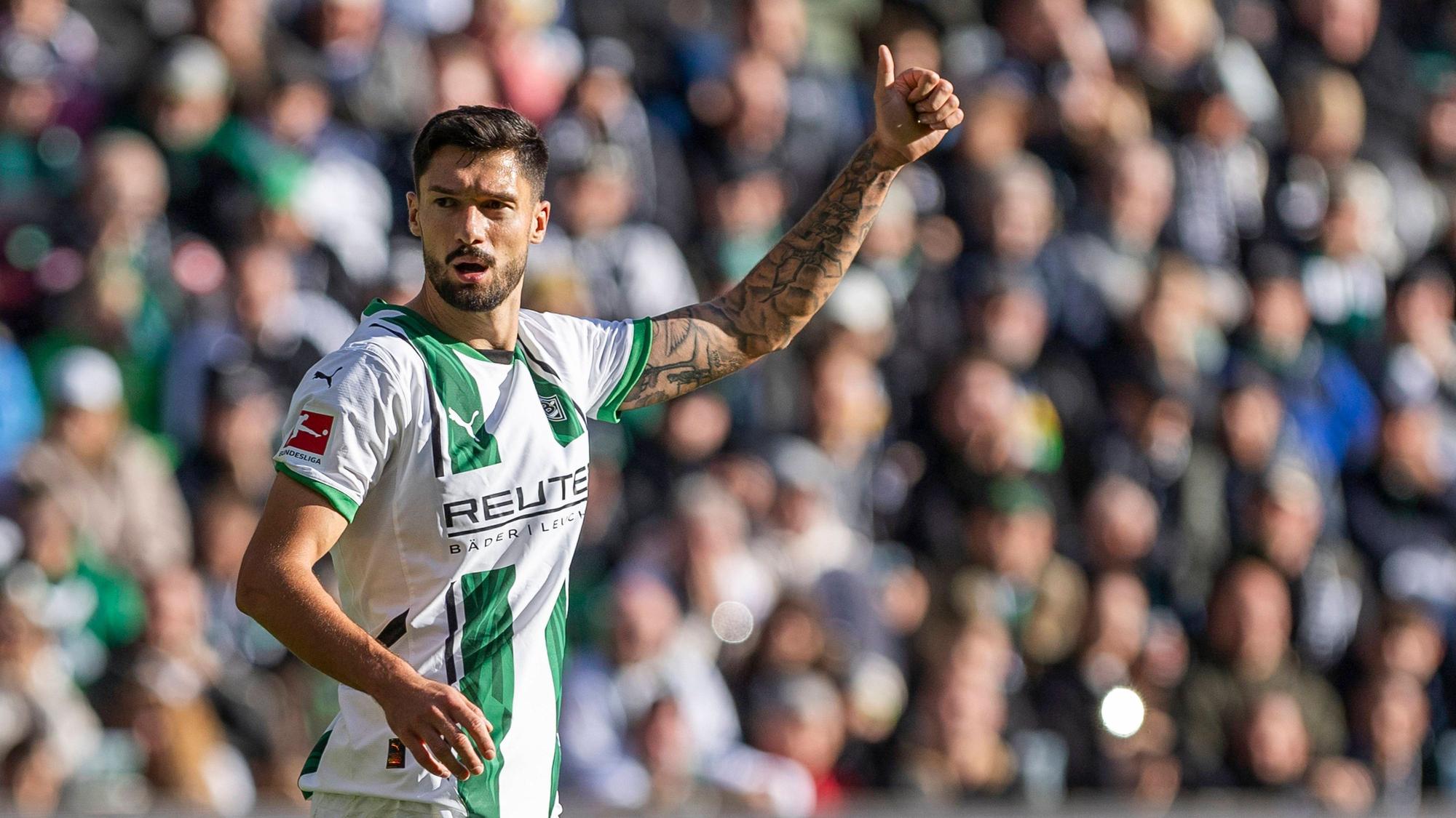 Borussia Mönchengladbachs Tim Kleindienst hebt im Spiel gegen Union Berlin den Daumen.