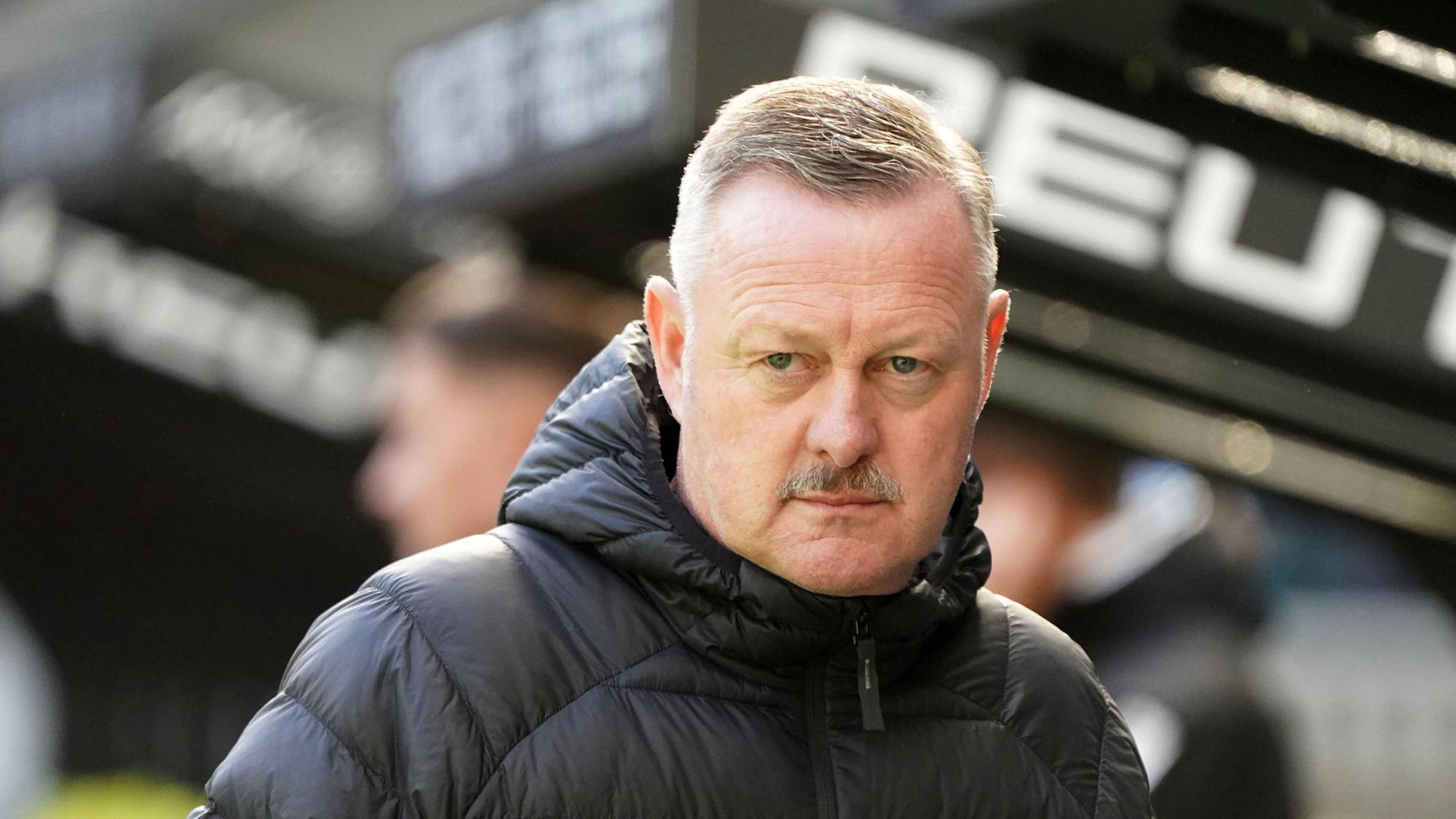 Borussia Mönchengladbachs Sport-Geschäftsführer Roland Virkus blickt beim Spiel gegen Union Berlin auf das Spielfeld.