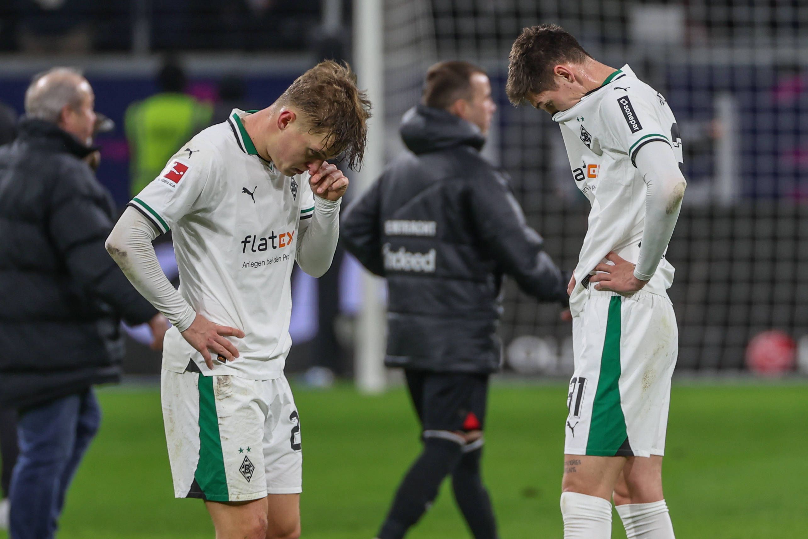 Luca Netz und Tomas Cvancara schauen gefrustet auf den Boden.