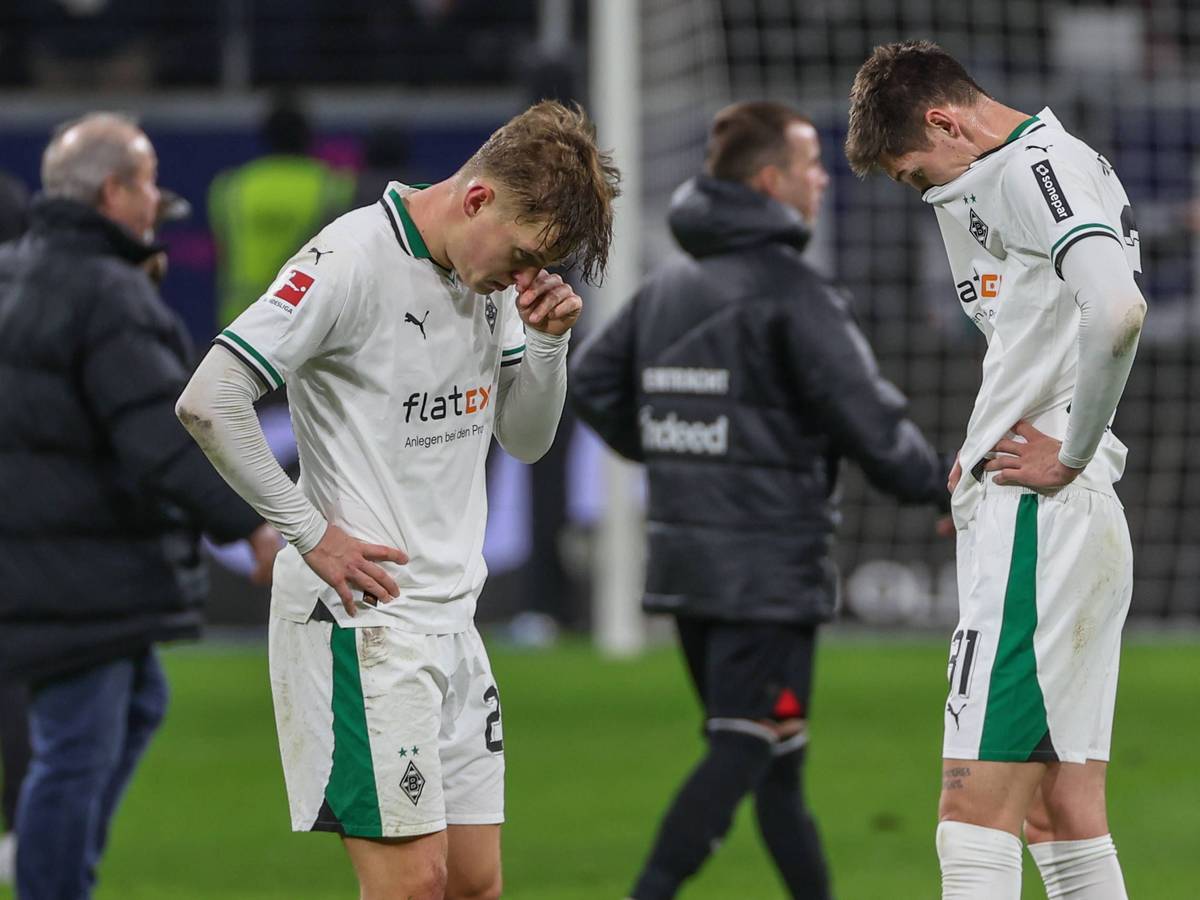 Luca Netz und Tomas Cvancara schauen gefrustet auf den Boden.