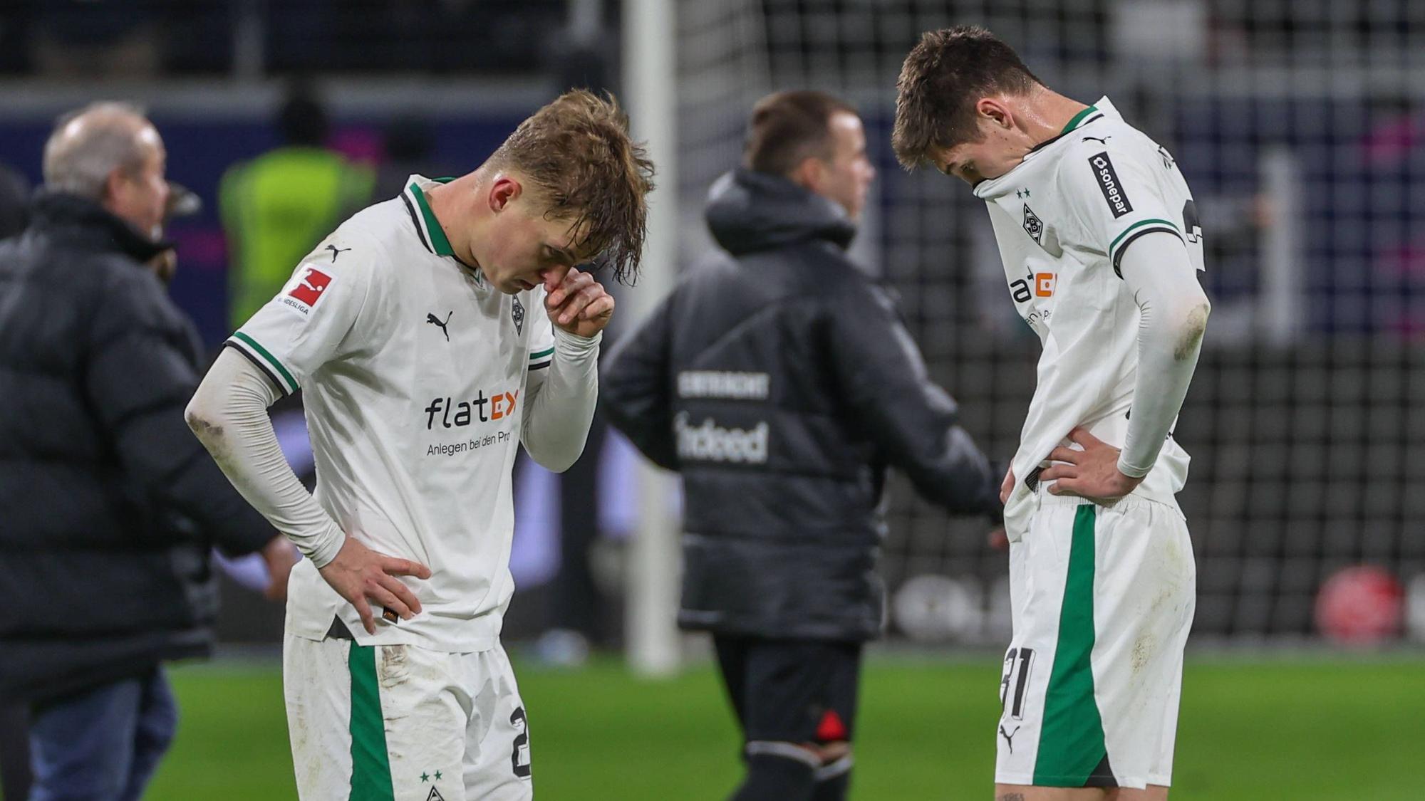 Luca Netz und Tomas Cvancara schauen gefrustet auf den Boden.