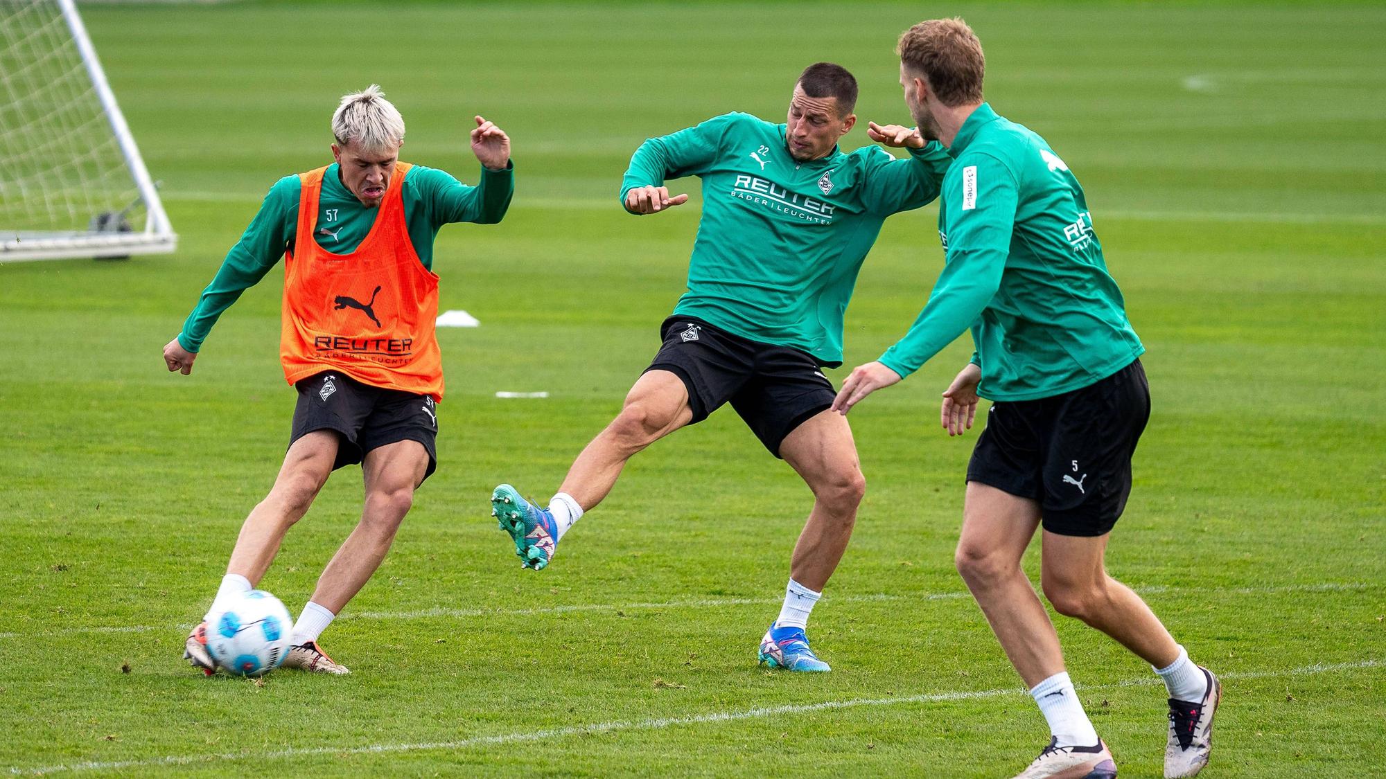 Noah Pesch im Training mit einem Schuss. Stefan Lainer versucht, dazwischenzuspringen.