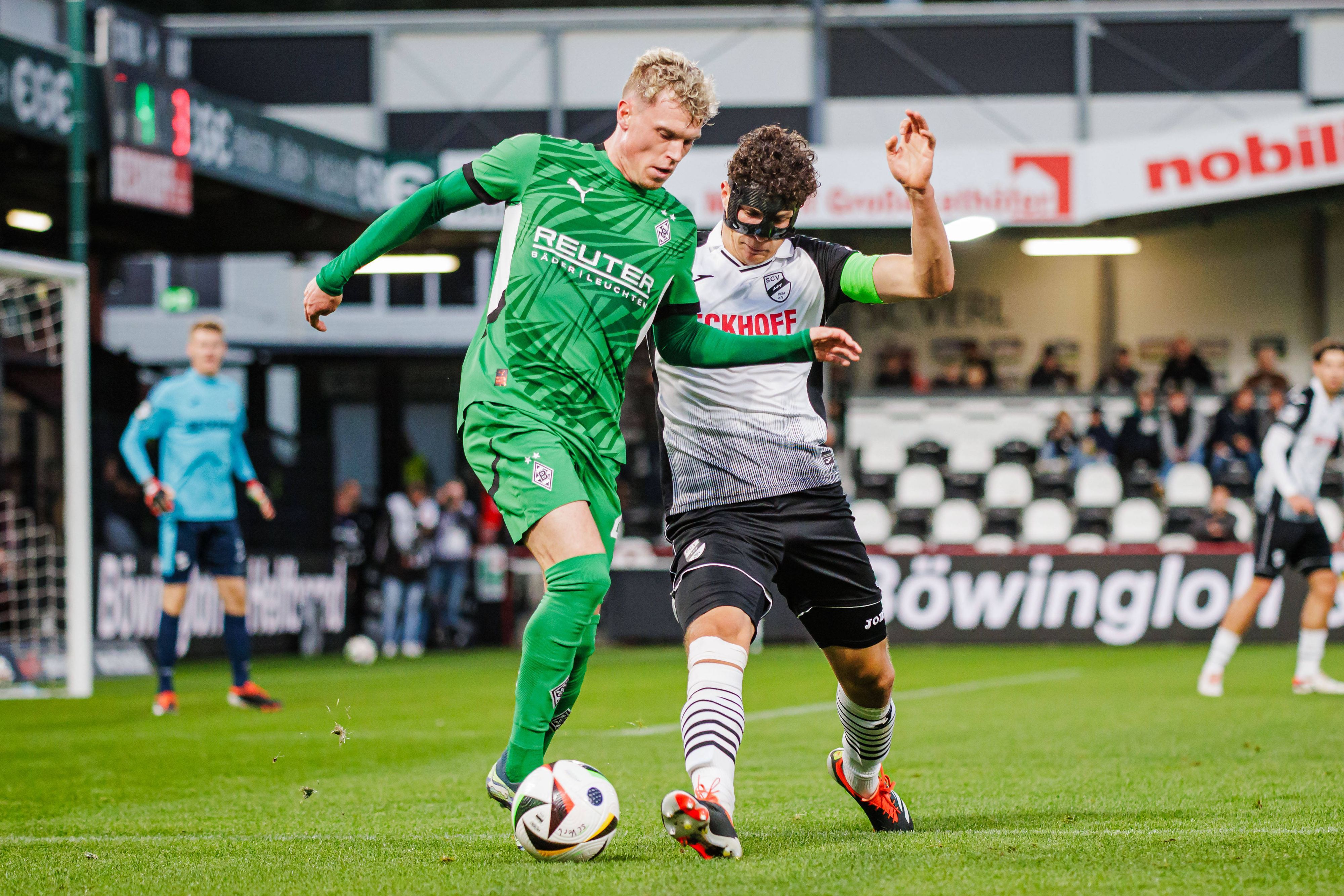 Gladbach Robin Hack im Zweikampf mit Verl-Kapitän Fabio Gruber im Testspiel am Donnerstag (10. Oktober 2024).