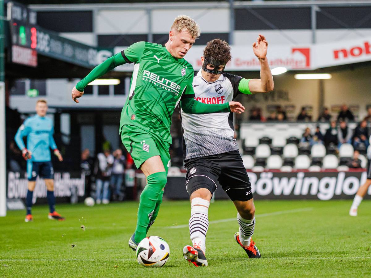 Gladbach Robin Hack im Zweikampf mit Verl-Kapitän Fabio Gruber im Testspiel am Donnerstag (10. Oktober 2024).