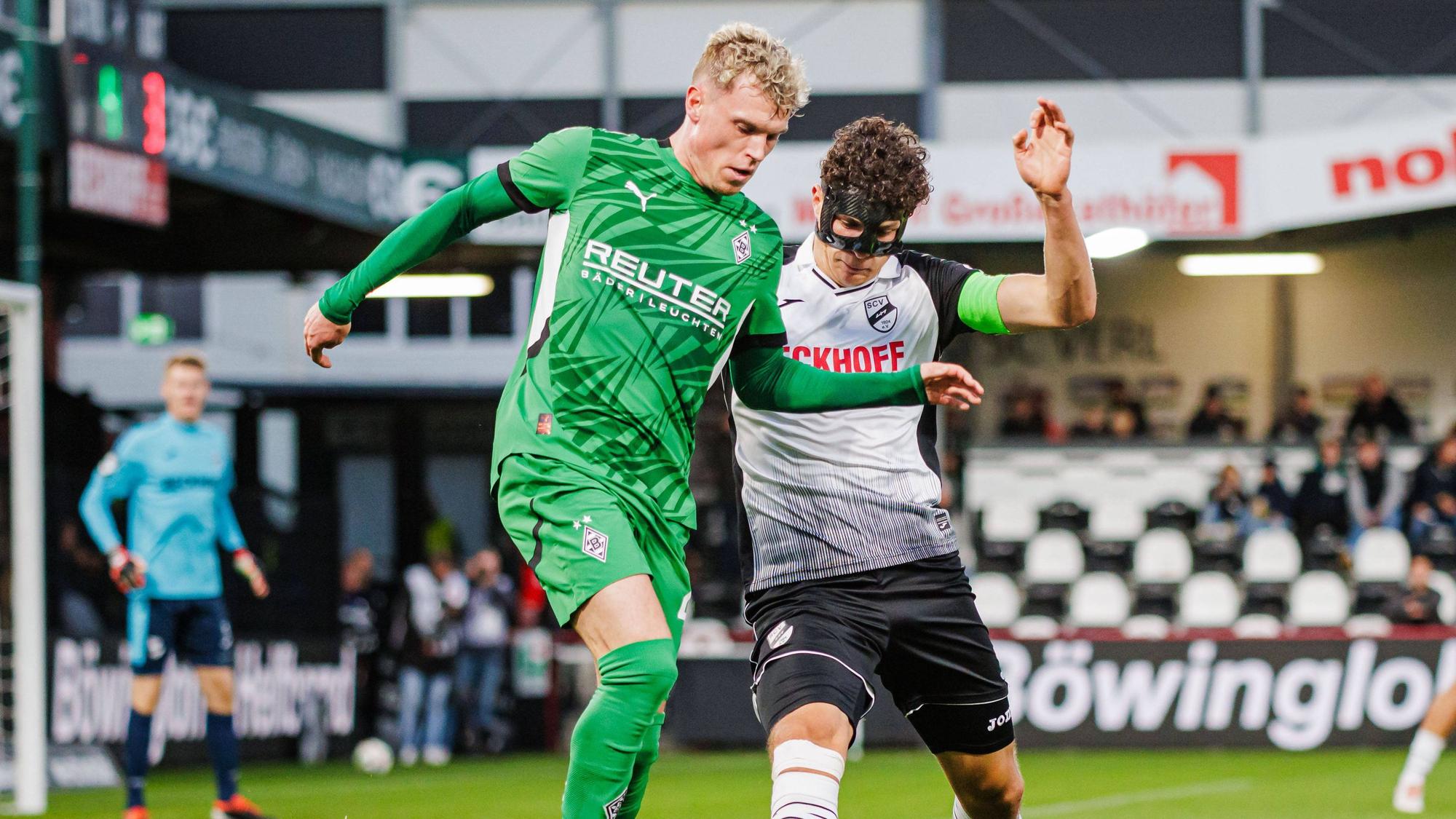 Gladbach Robin Hack im Zweikampf mit Verl-Kapitän Fabio Gruber im Testspiel am Donnerstag (10. Oktober 2024).