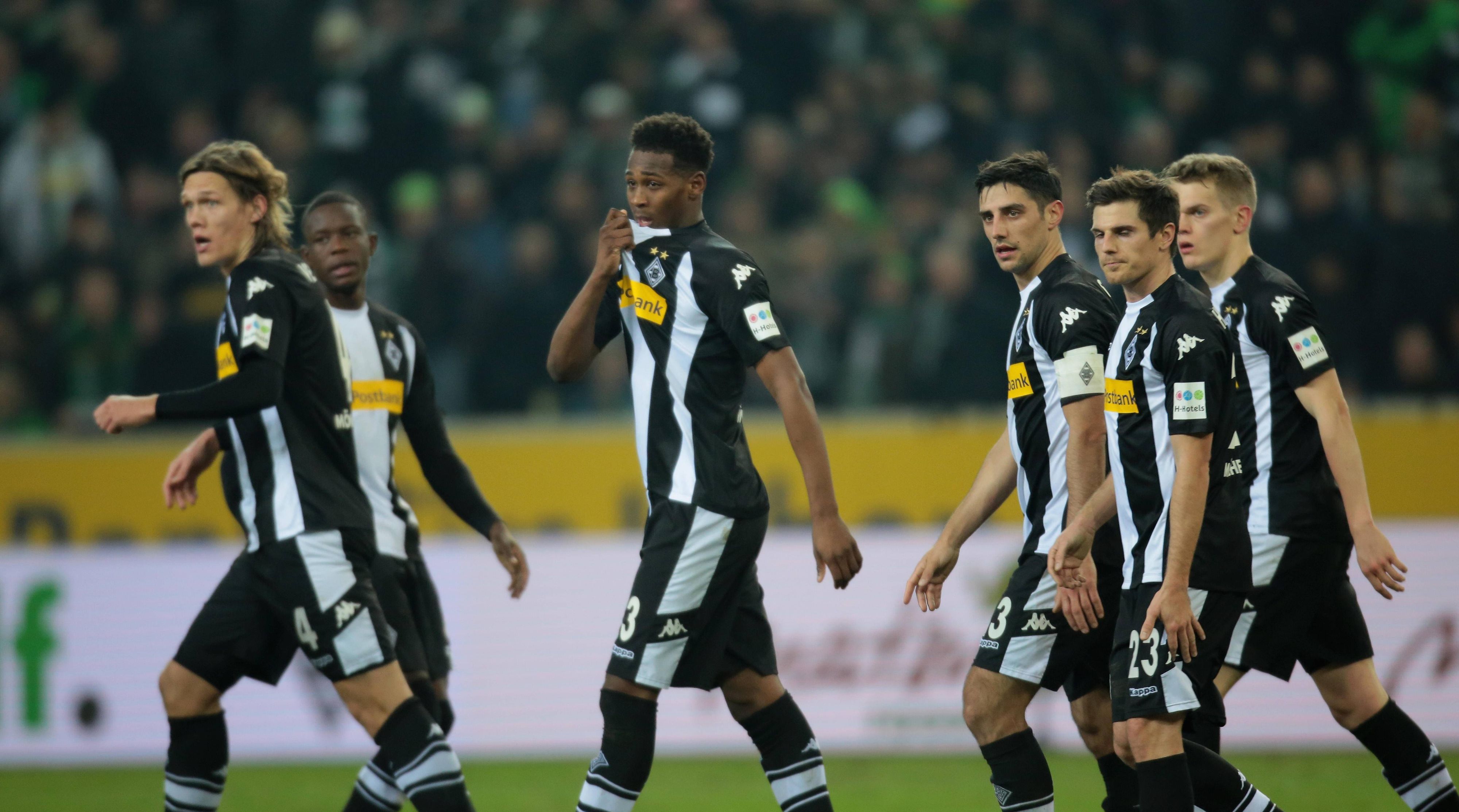 Reece Oxford im Kreise einiger anderer Gladbach-Spieler.