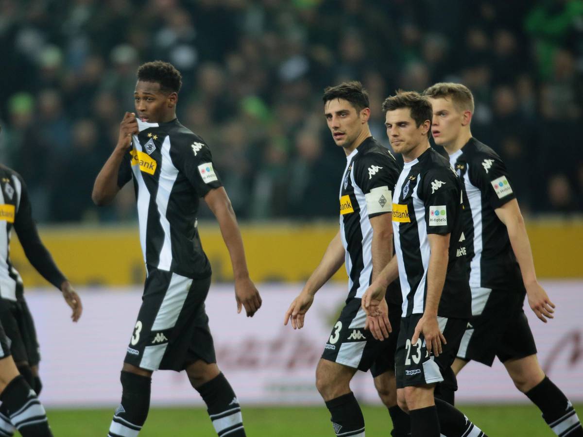 Reece Oxford im Kreise einiger anderer Gladbach-Spieler.