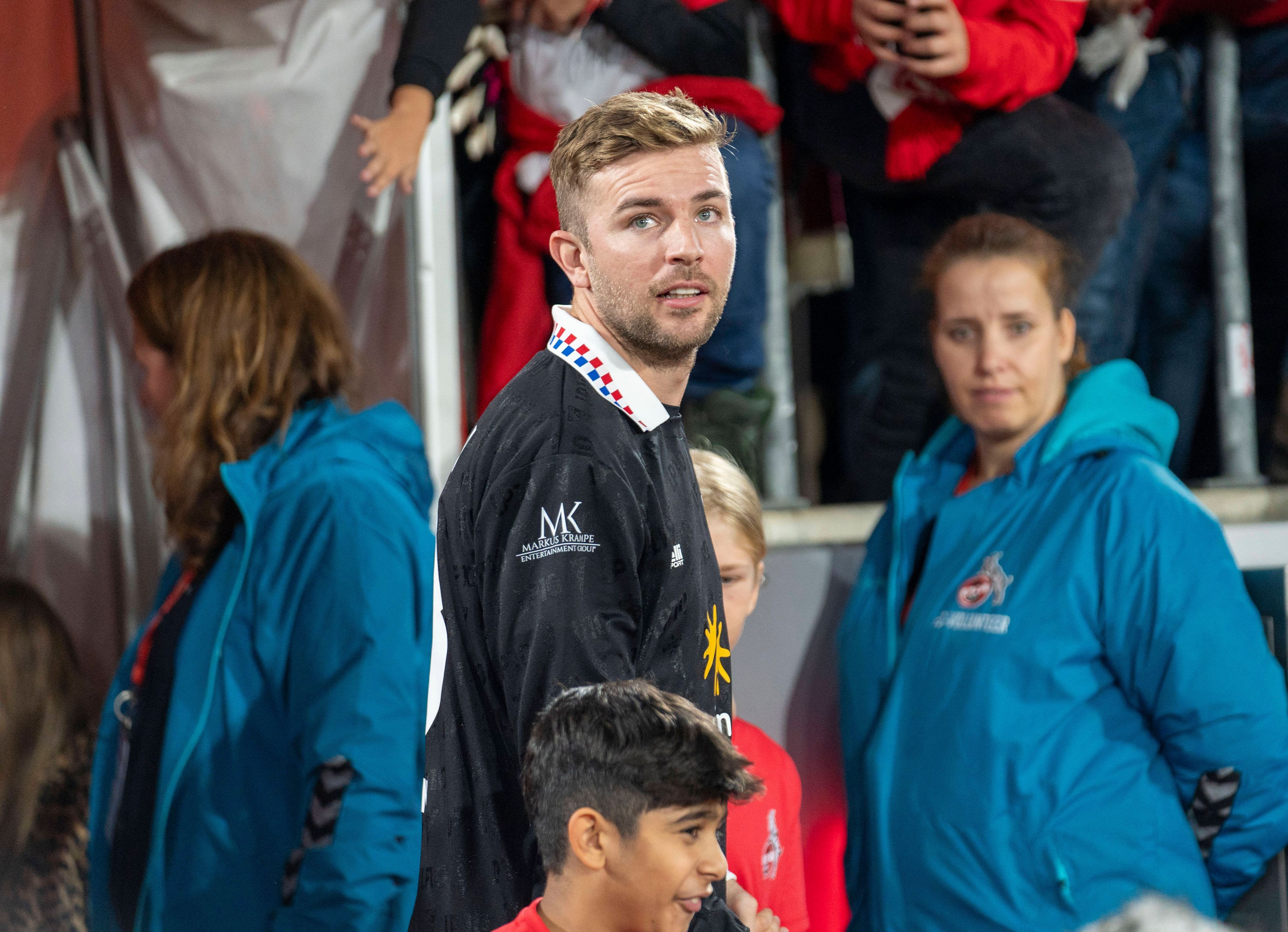 Christoph Kramer läuft auf den Platz und schaut auf die Tribüne hoch.