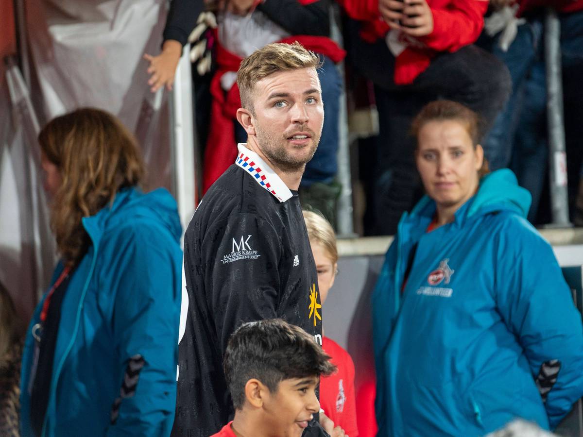 Christoph Kramer läuft auf den Platz und schaut auf die Tribüne hoch.