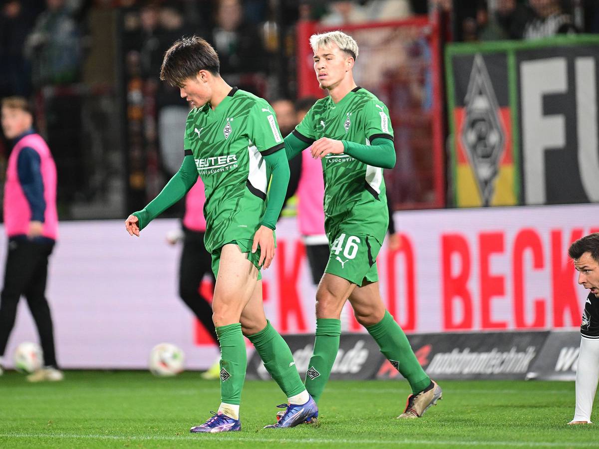 Shio Fukuda und Noah Pesch im Gladbach-Trikot.