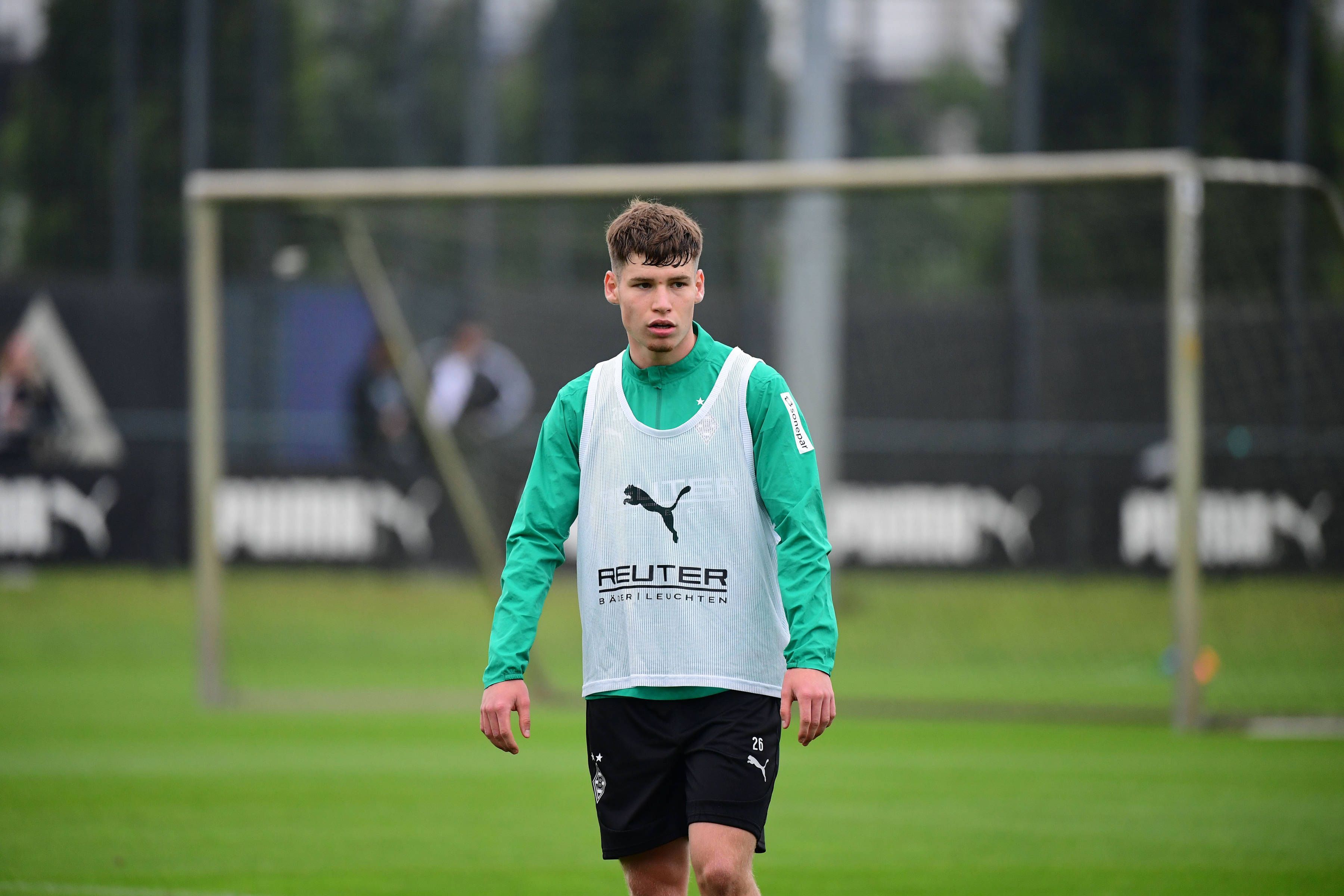 Luca Netz im Training mit Leibchen und geöffnetem Mund.