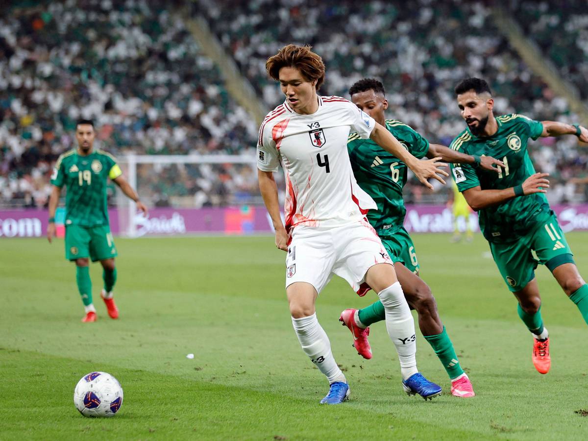 Ko Itakura behauptet den Ball gegen zwei Gegenspieler im Nationaltrikot.