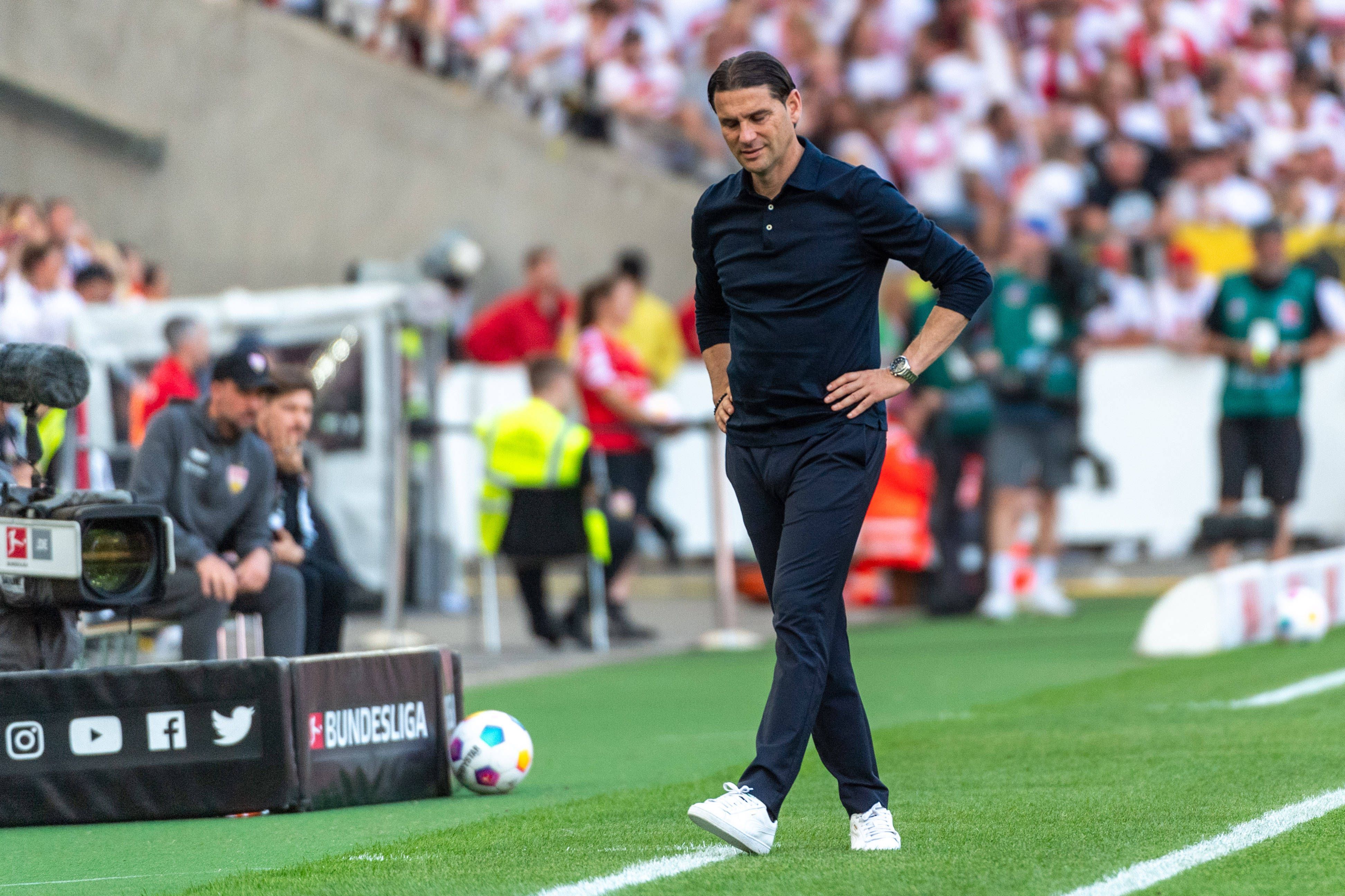 Gerardo Seoane geht gefrustet am Seitenrand.