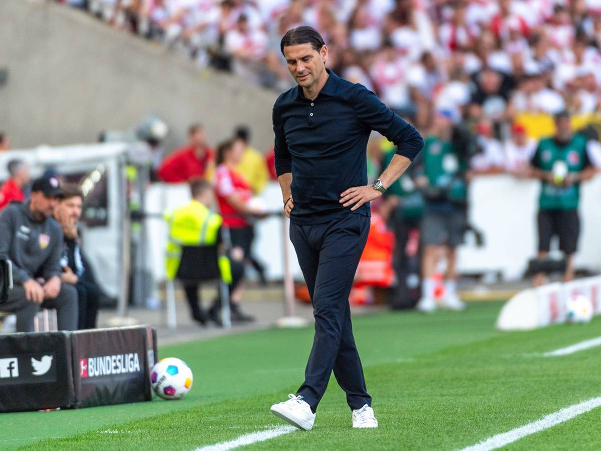 Gerardo Seoane geht gefrustet am Seitenrand.