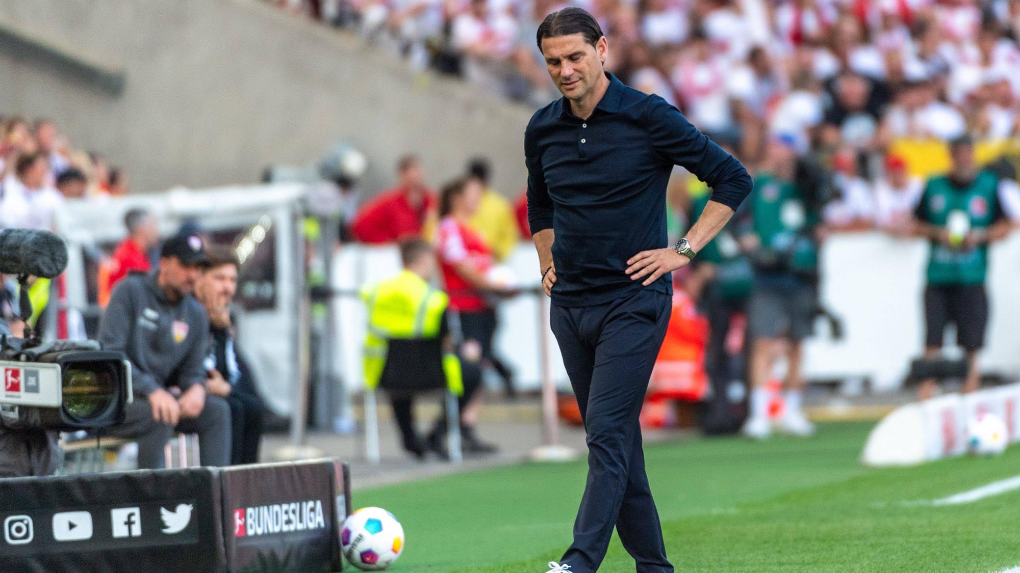 Gerardo Seoane geht gefrustet am Seitenrand.