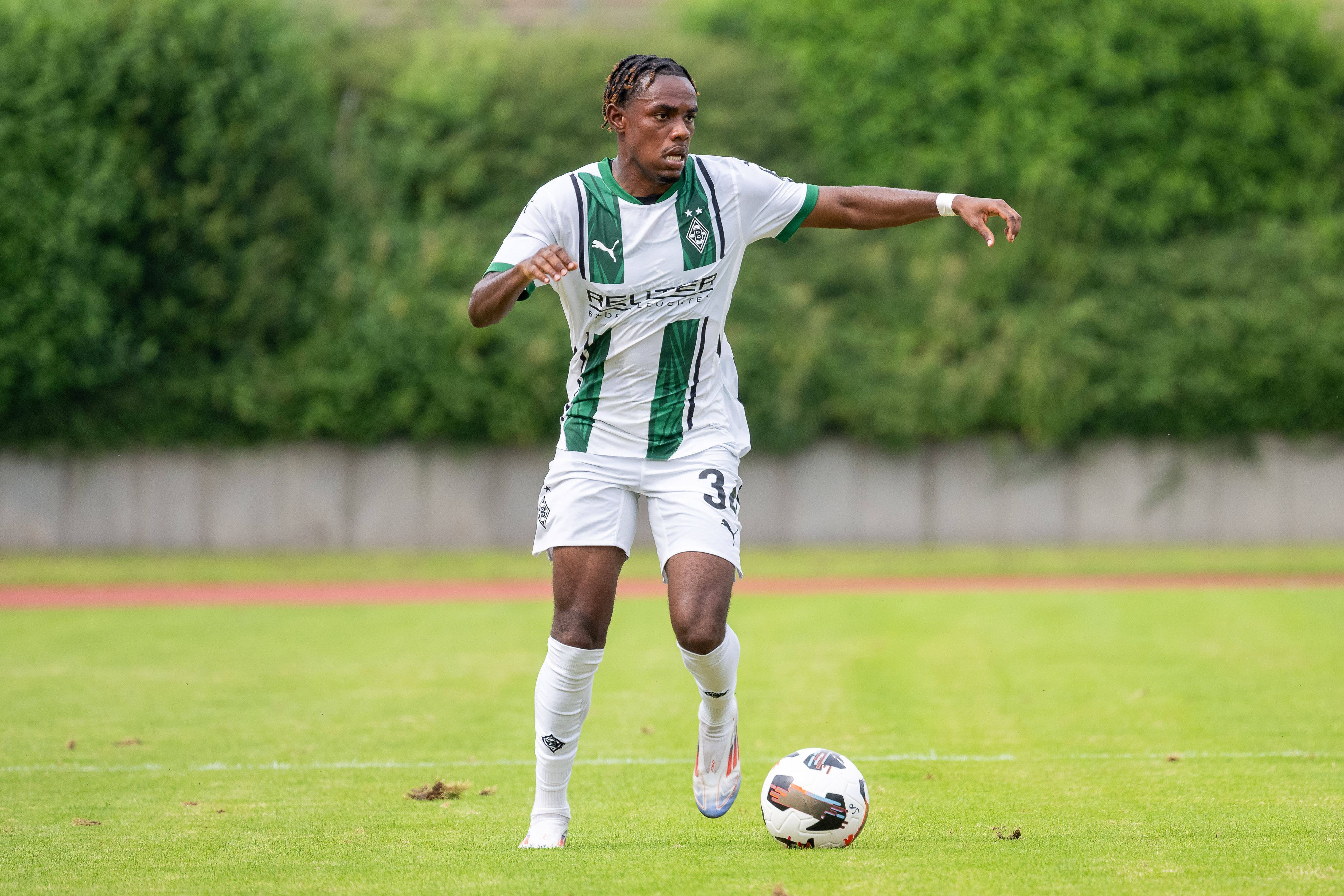 Charles Herrmann dribbelt mit dem Ball.