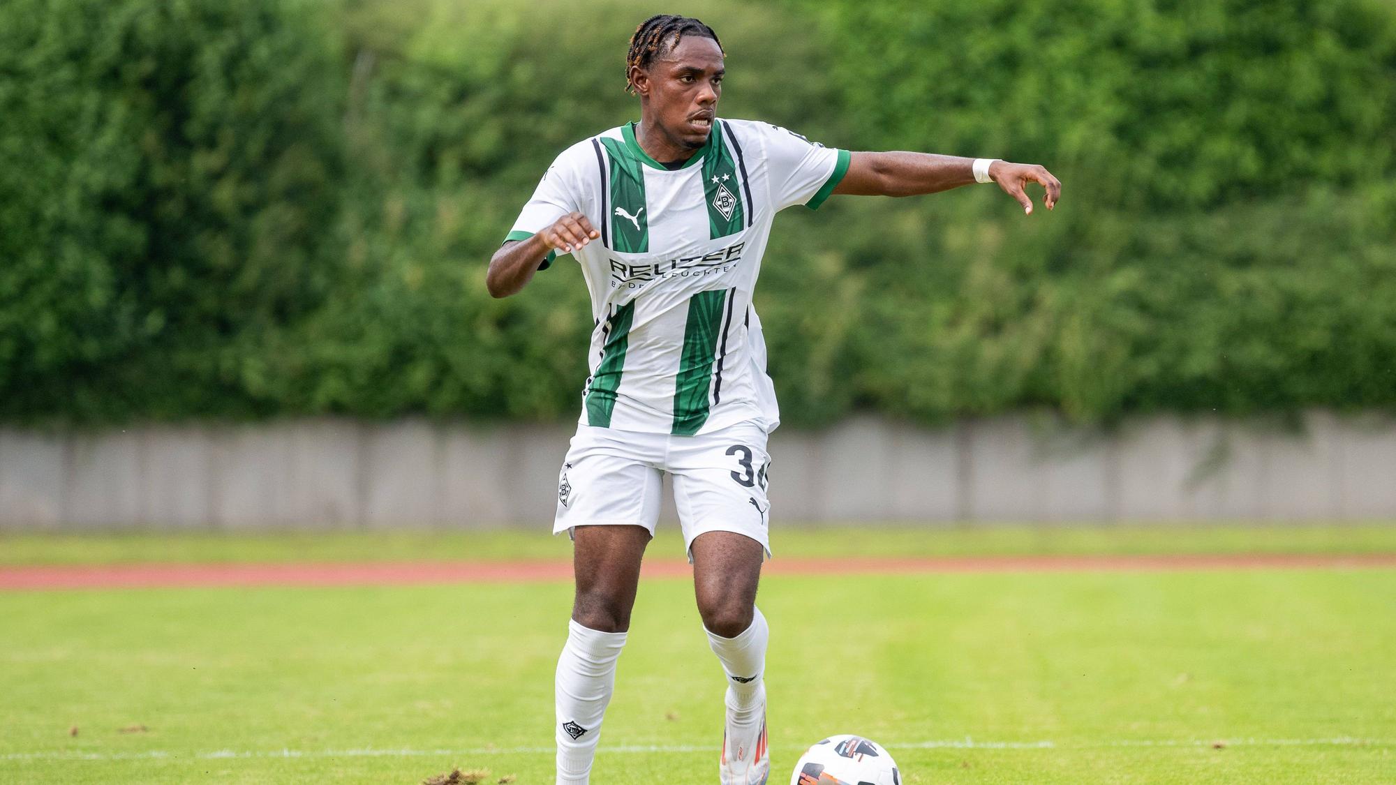 Charles Herrmann dribbelt mit dem Ball.