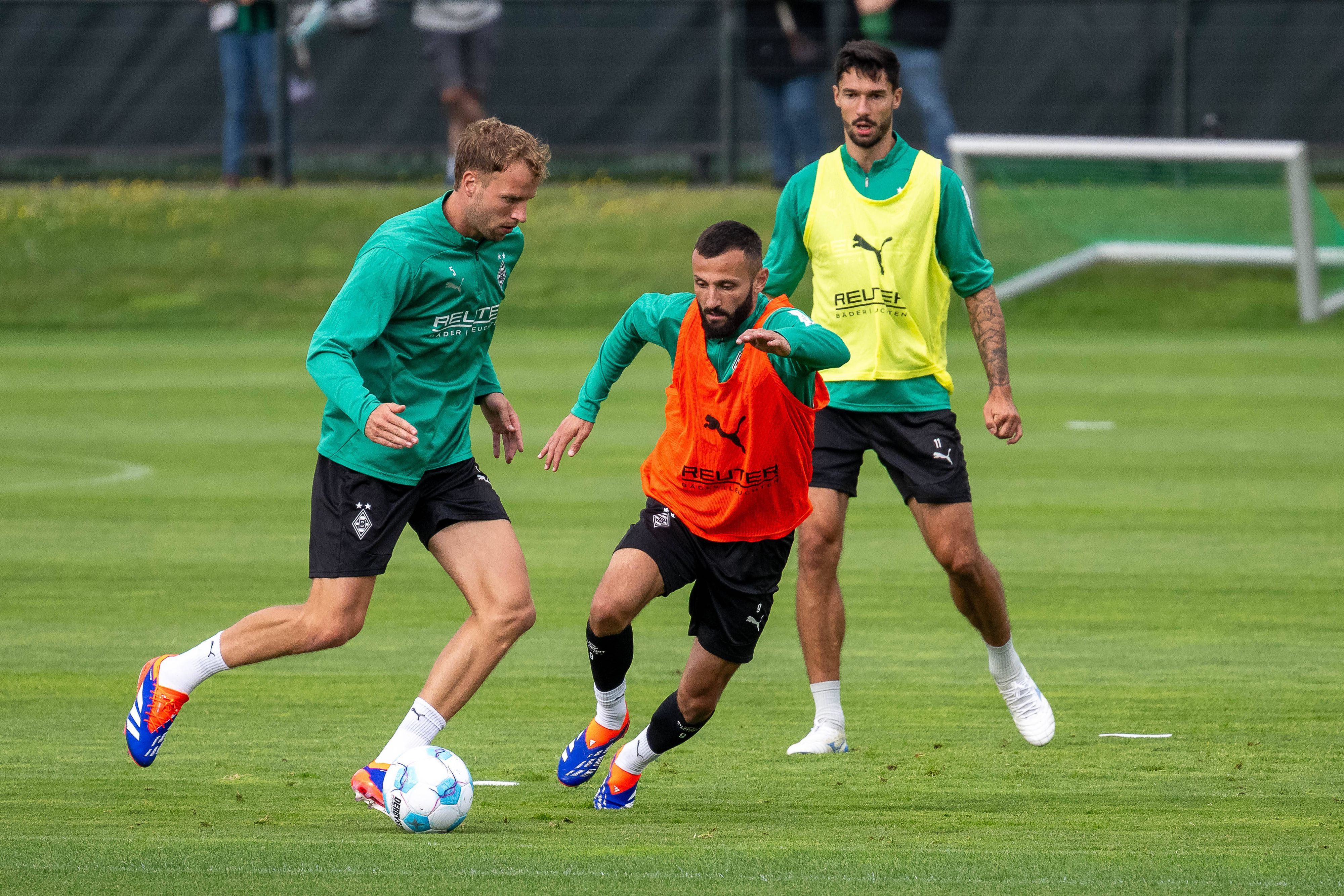 Marvin Friedrich und Franck Honorat im Training. Tim Kleindienst schaut zu.