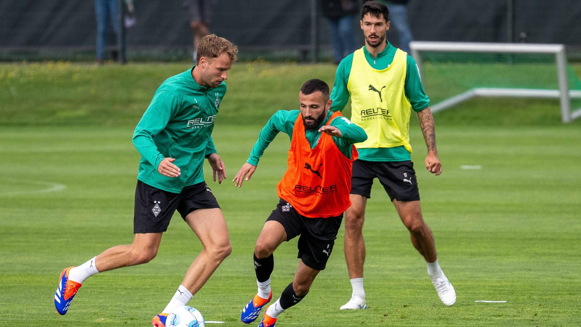 Marvin Friedrich und Franck Honorat im Training. Tim Kleindienst schaut zu.
