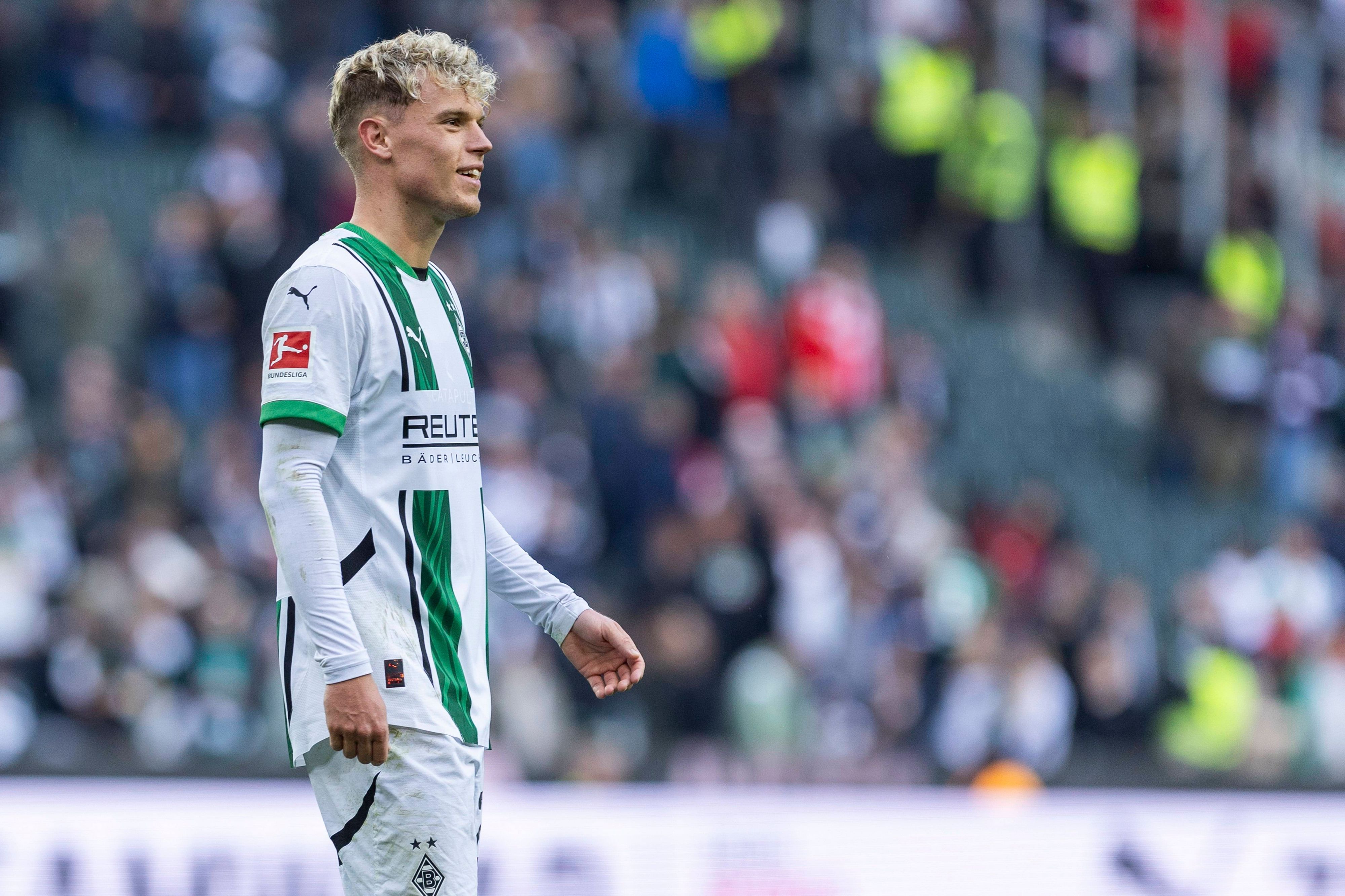 Robin Hack im Gladbach-Trikot lächelnd.
