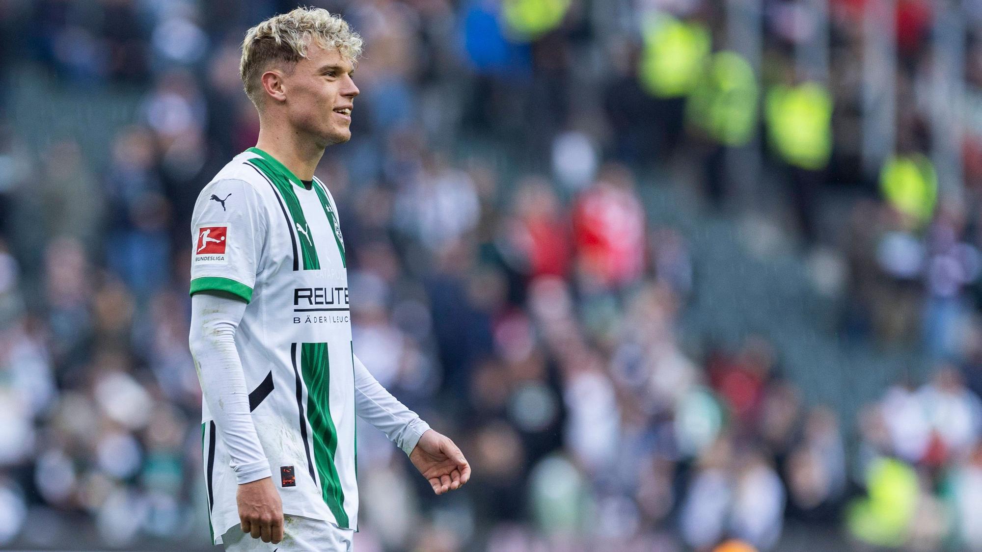 Robin Hack im Gladbach-Trikot lächelnd.