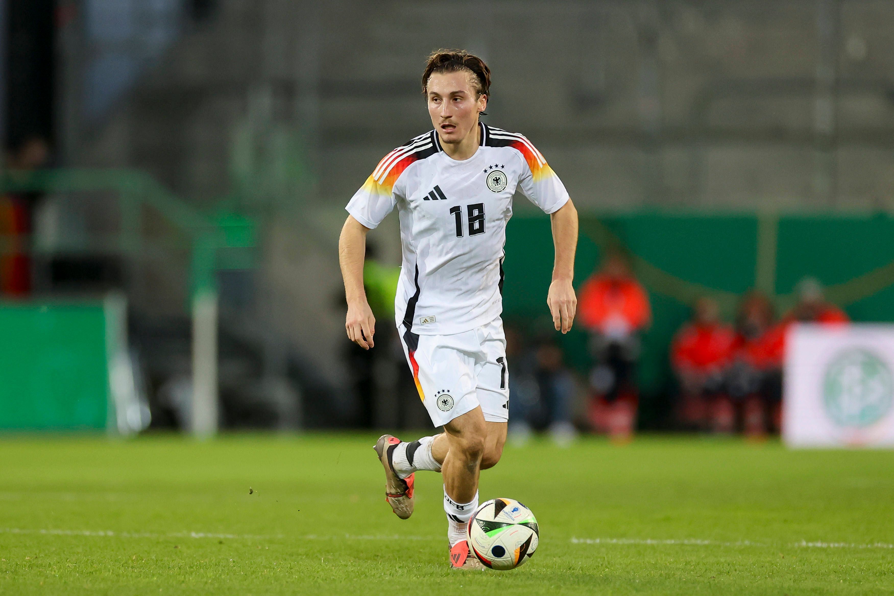 Rocco Reitz dribbelt im DFB-Trikot.