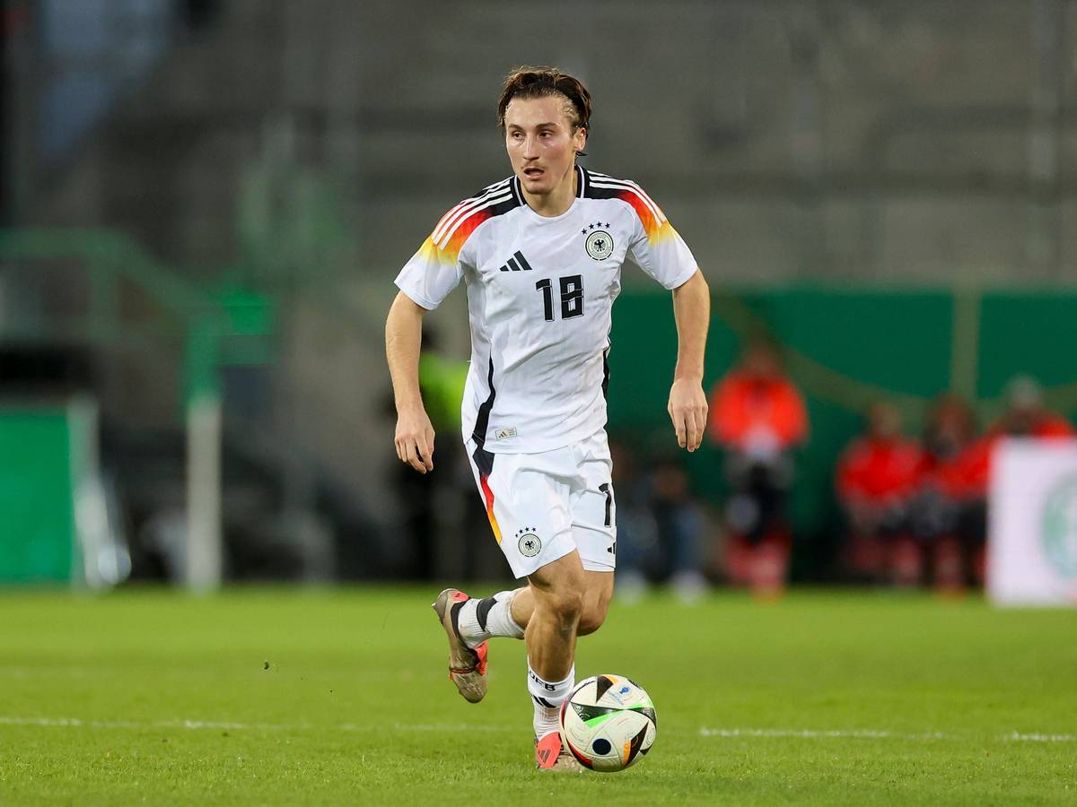 Rocco Reitz dribbelt im DFB-Trikot.