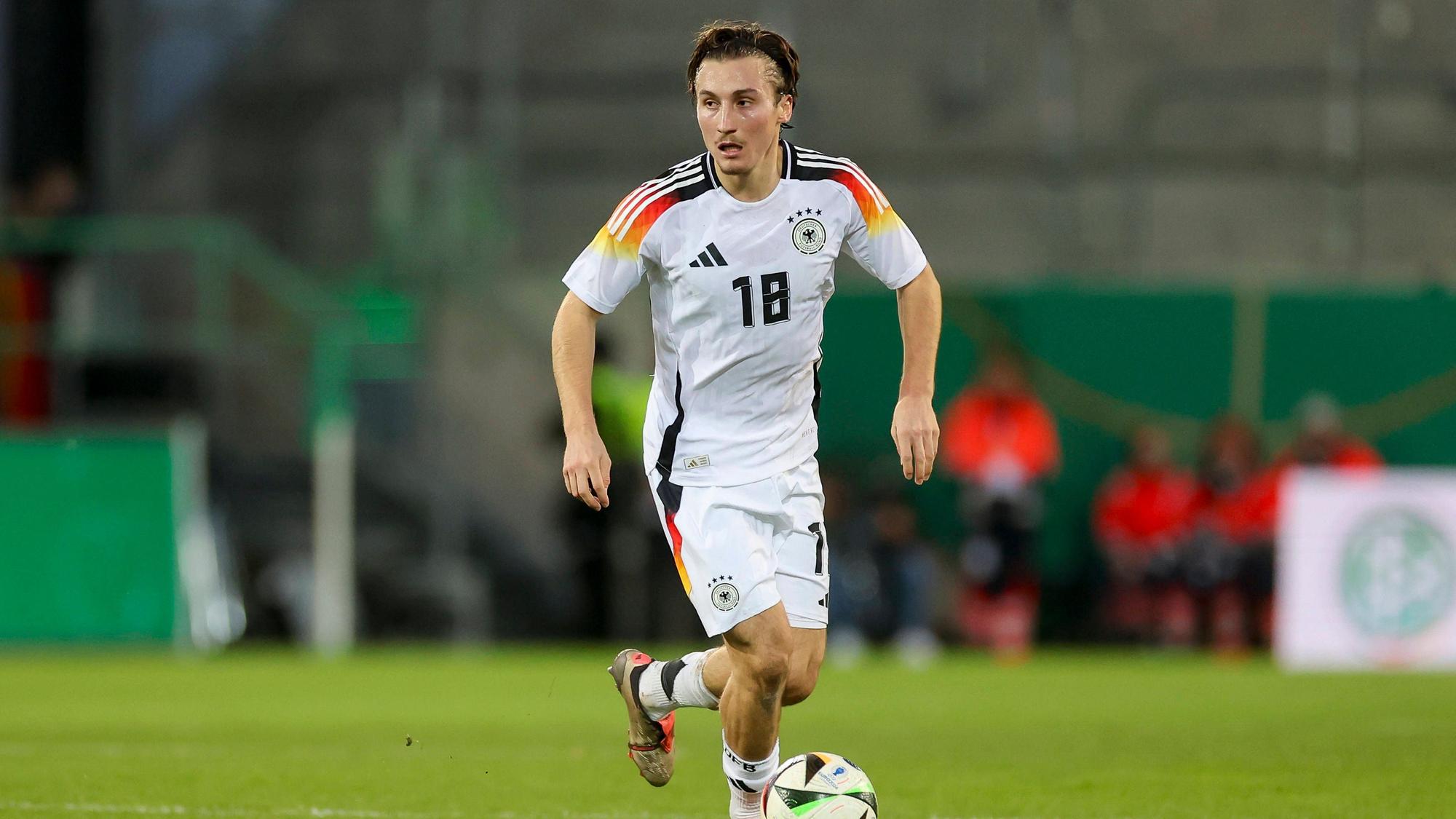 Rocco Reitz dribbelt im DFB-Trikot.