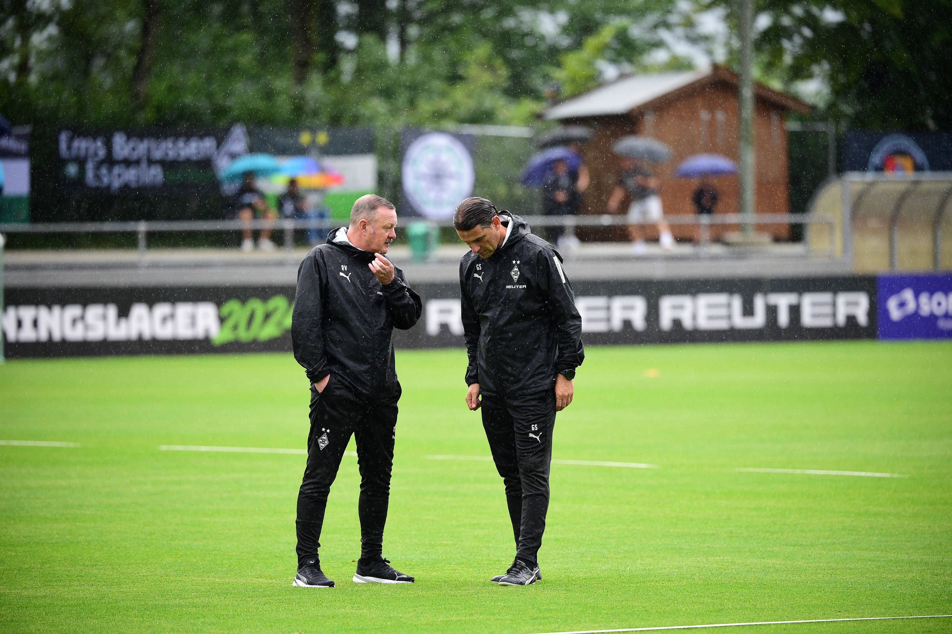Roland Virkus und Gerardo Seoane stehen gemeinsam auf dem Trainingsplatz der Gladbacher.