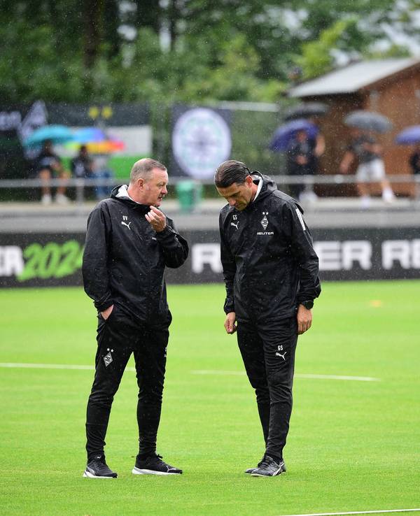 Roland Virkus und Gerardo Seoane stehen gemeinsam auf dem Trainingsplatz der Gladbacher.