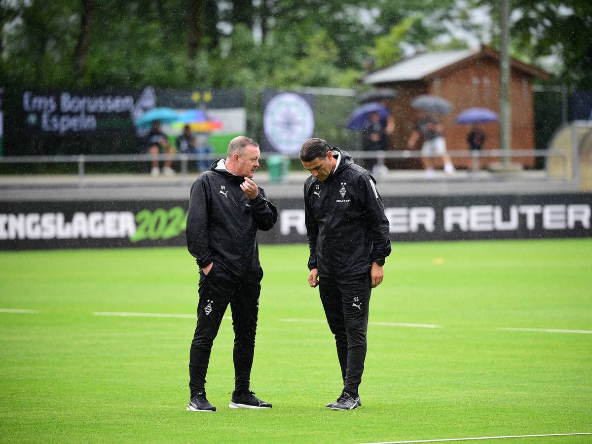 Roland Virkus und Gerardo Seoane stehen gemeinsam auf dem Trainingsplatz der Gladbacher.