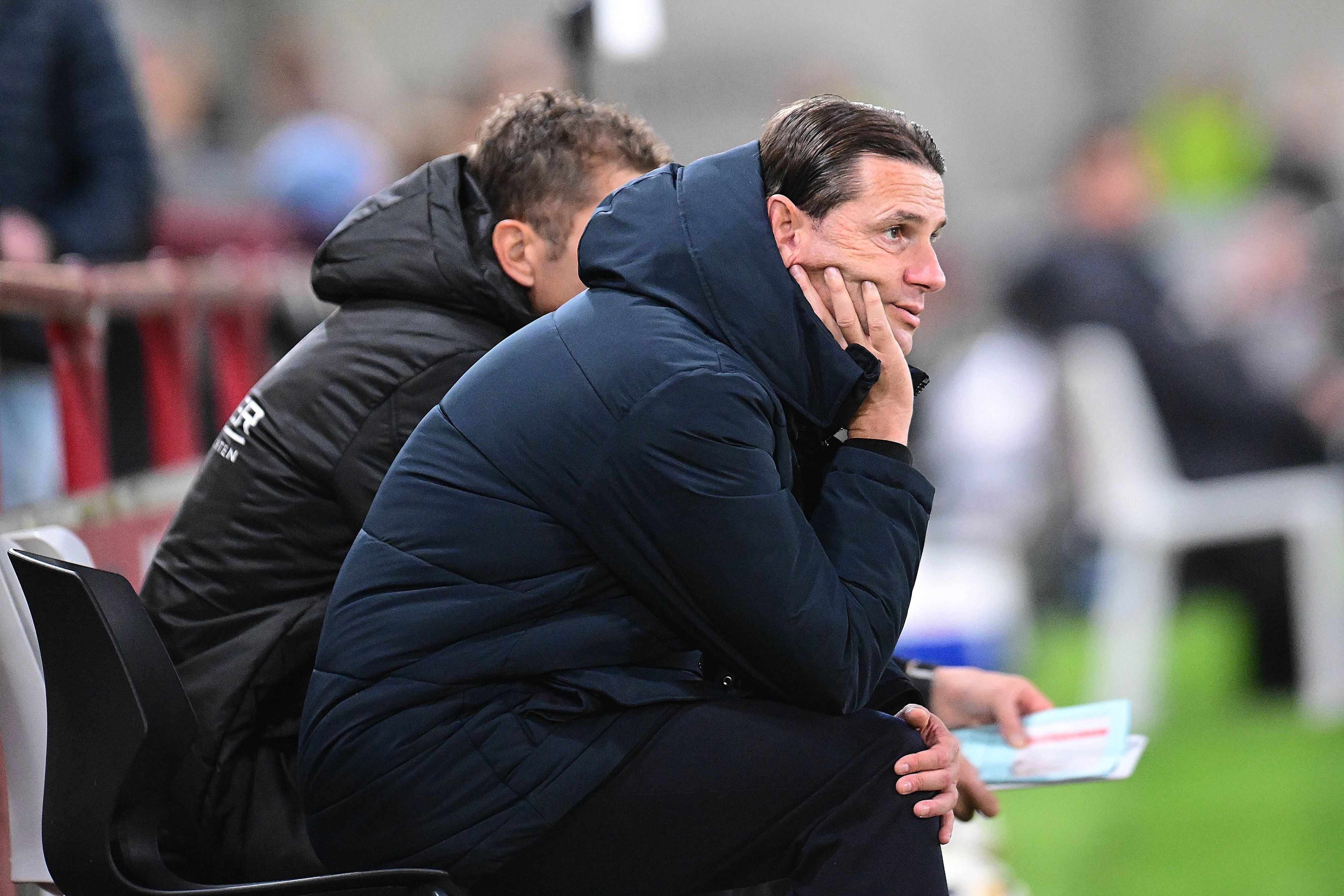 Borussia Mönchengladbachs Trainer Gerardo Seoane sitzt beim Testspiel in Verl auf der Bank und beobachtet das Geschehen auf dem Platz.