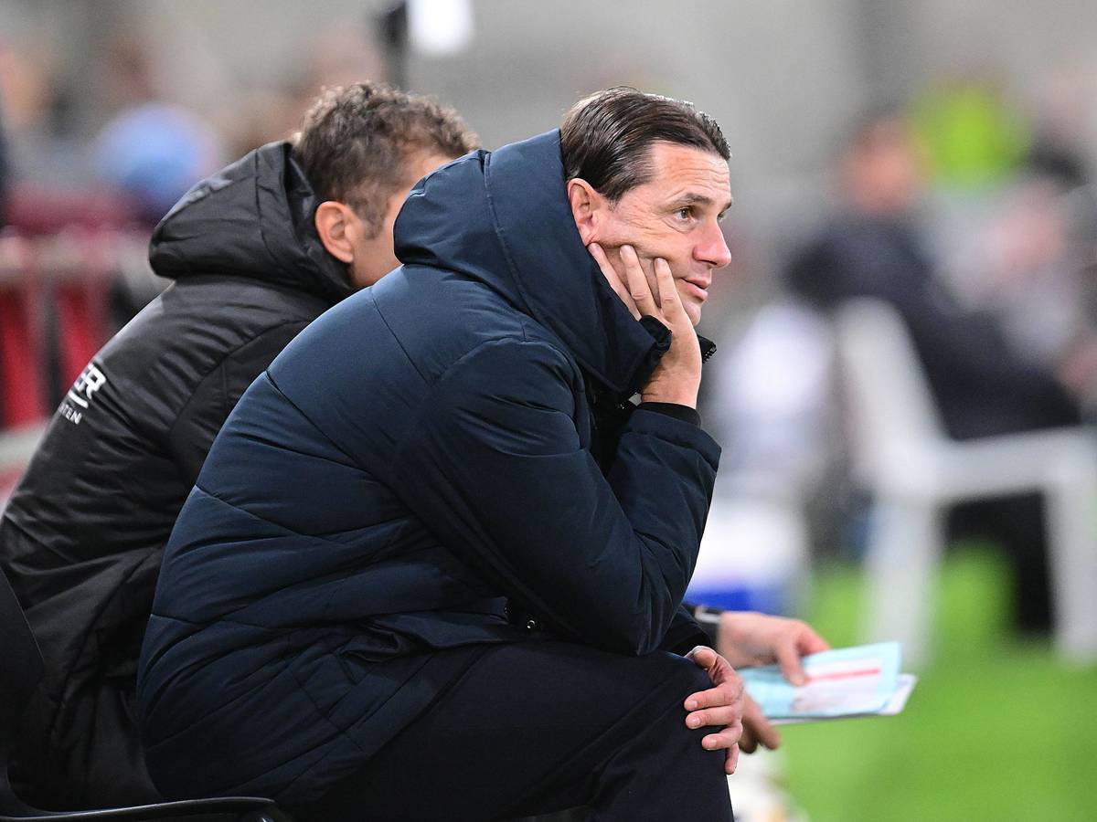 Borussia Mönchengladbachs Trainer Gerardo Seoane sitzt beim Testspiel in Verl auf der Bank und beobachtet das Geschehen auf dem Platz.