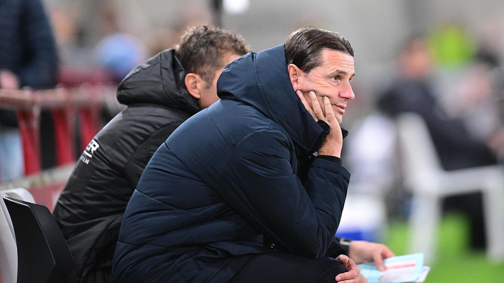 Borussia Mönchengladbachs Trainer Gerardo Seoane sitzt beim Testspiel in Verl auf der Bank und beobachtet das Geschehen auf dem Platz.