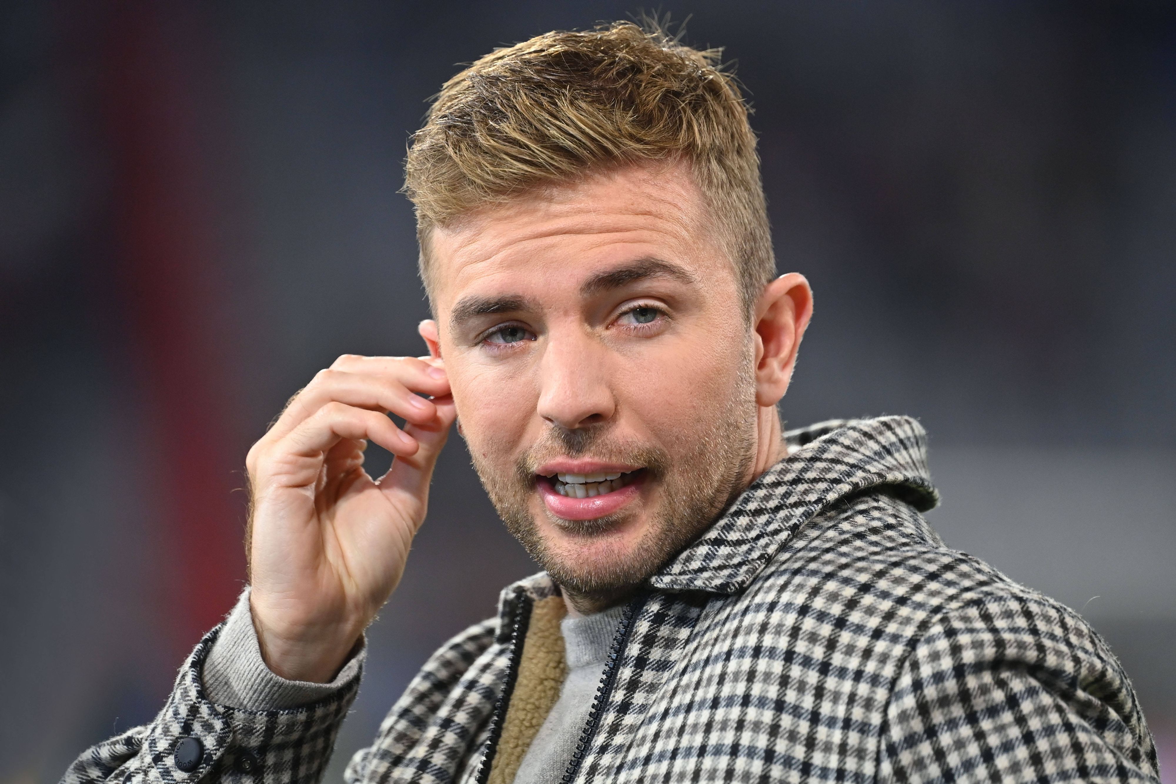 TV-Experte Christoph Kramer steht beim Länderspiel Deutschland gegen die Niederlande im Stadion und greift sich ans Ohr.