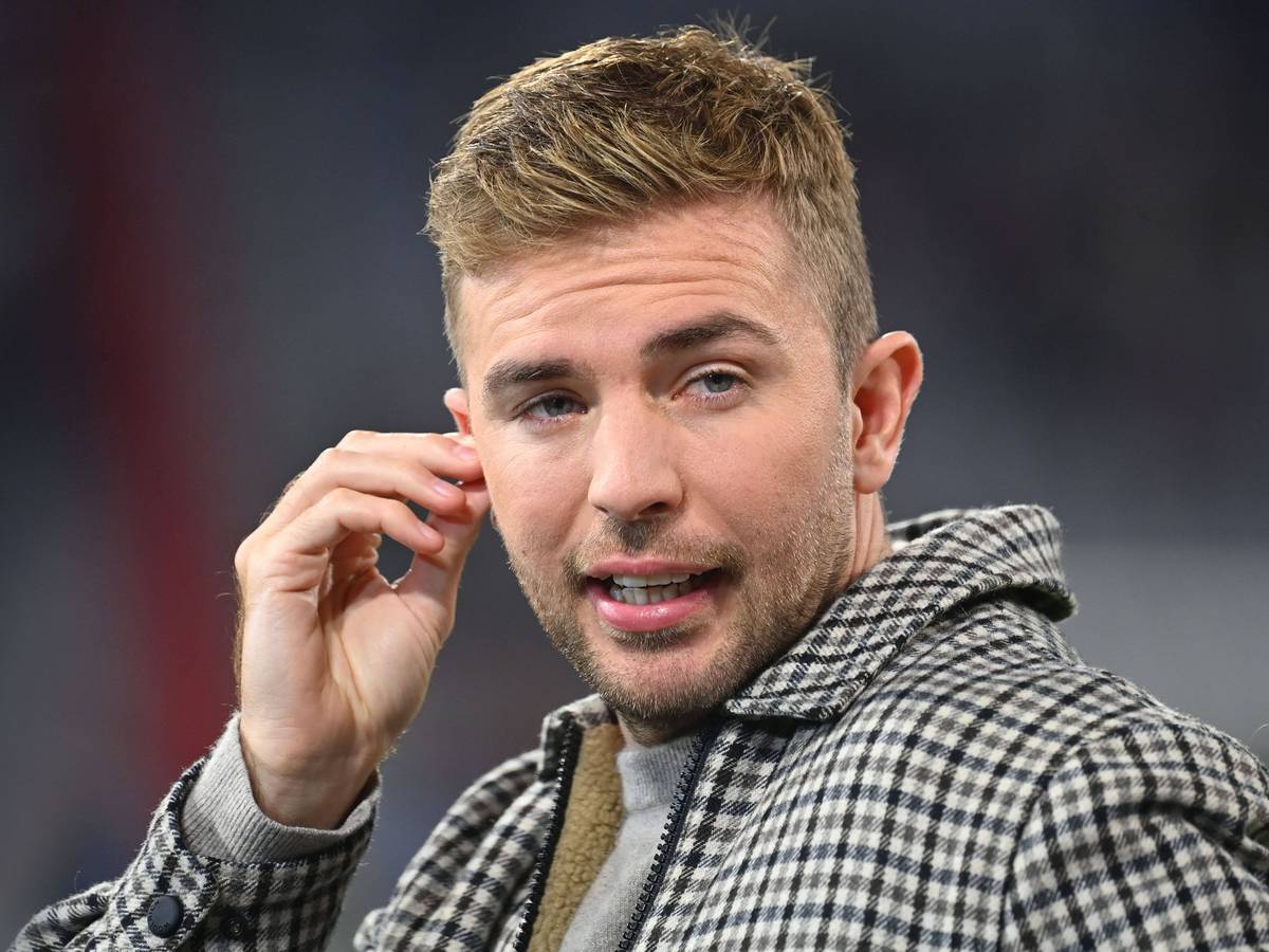 TV-Experte Christoph Kramer steht beim Länderspiel Deutschland gegen die Niederlande im Stadion und greift sich ans Ohr.
