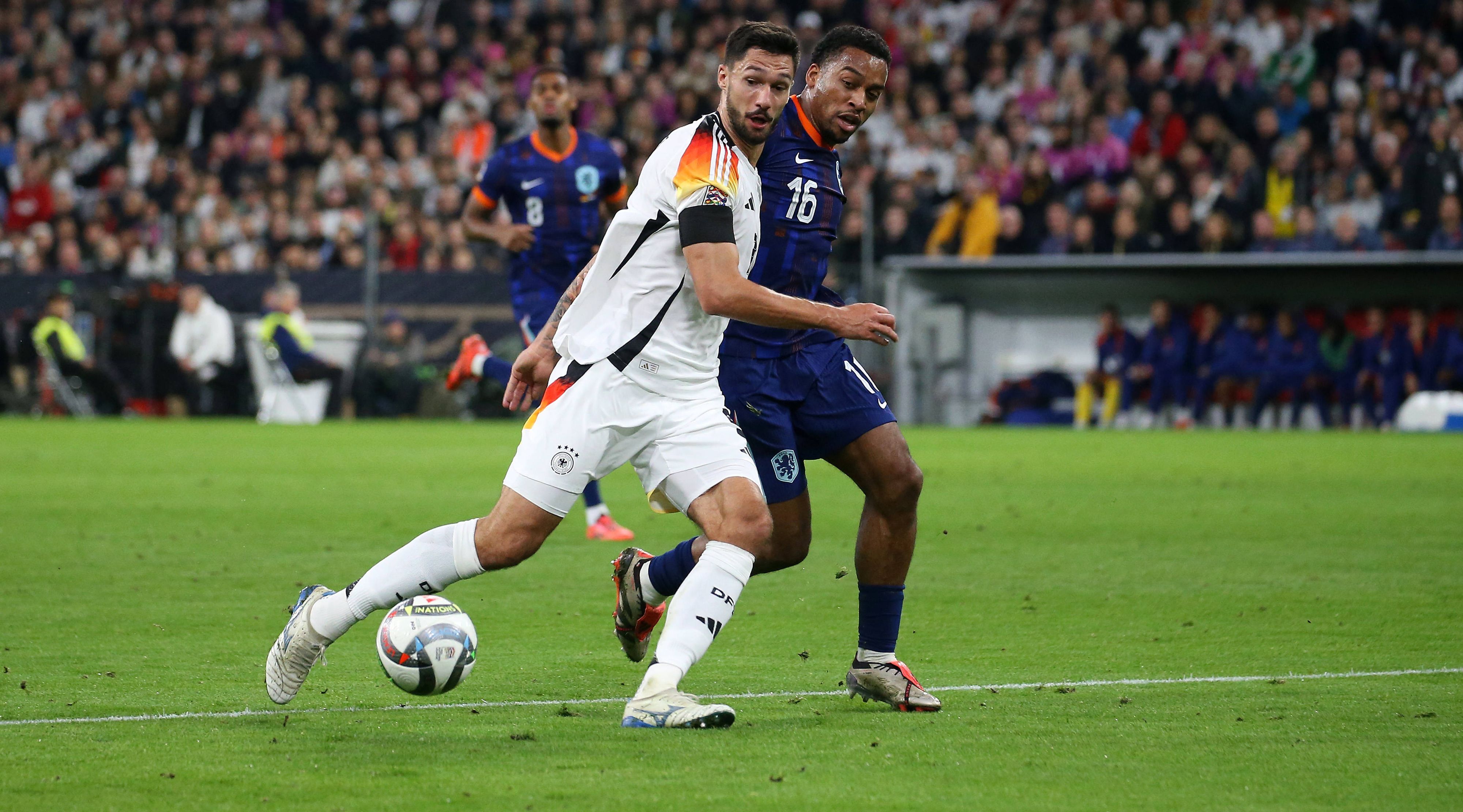 Deutschlands Tim Kleindienst kämpft mit dem Niederländer Quinten Timber um den Ball.