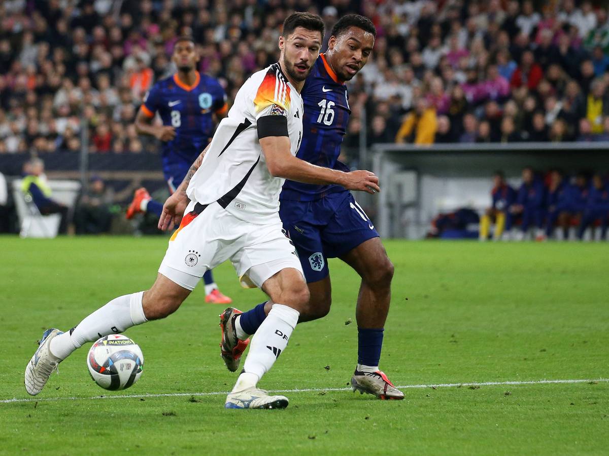 Deutschlands Tim Kleindienst kämpft mit dem Niederländer Quinten Timber um den Ball.